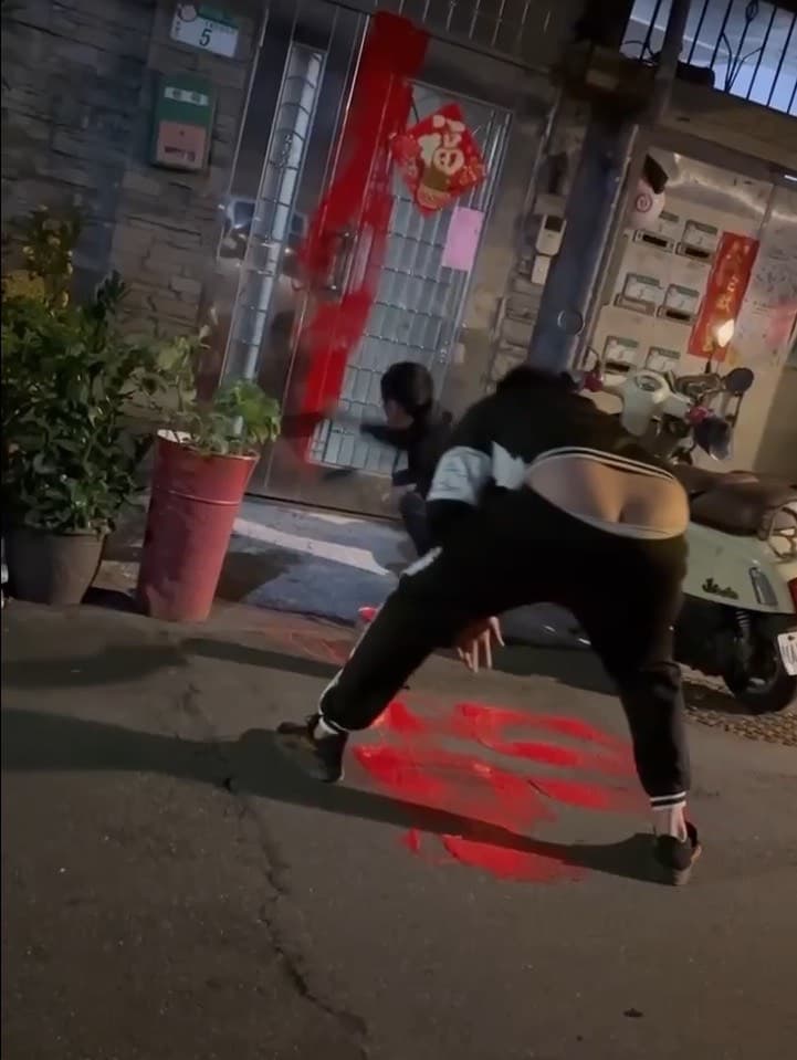 知名徵信還提供噴漆洩恨服務。（讀者提供）
