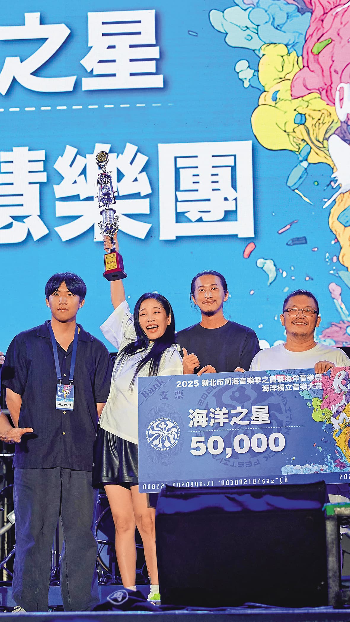 「卜星慧樂團」由主唱卜星慧（左二）領軍，成員包含吉他手董杰安（右二）、貝斯手髮哥（左一）、鼓手阿牛（右一），不時參加各大音樂活動。（翻攝自卜星慧IG）