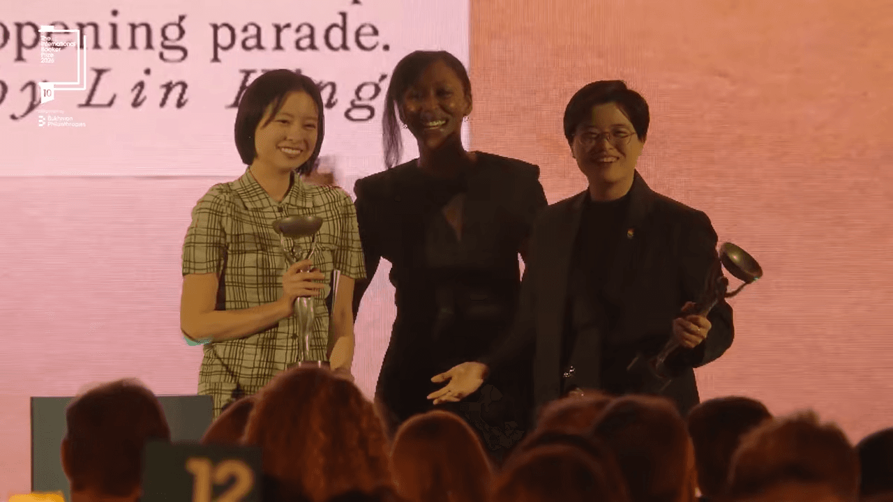 楊双子（右）與譯者金翎（左）獲頒本屆國際布克獎殊榮。（翻攝自YouTube  The Booker Prizes）