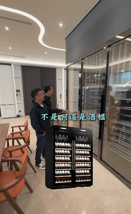 彰化縣議長謝典林開箱自家豪宅，家中有一整面酒櫃。（翻攝自億百豪森 YT頻道）