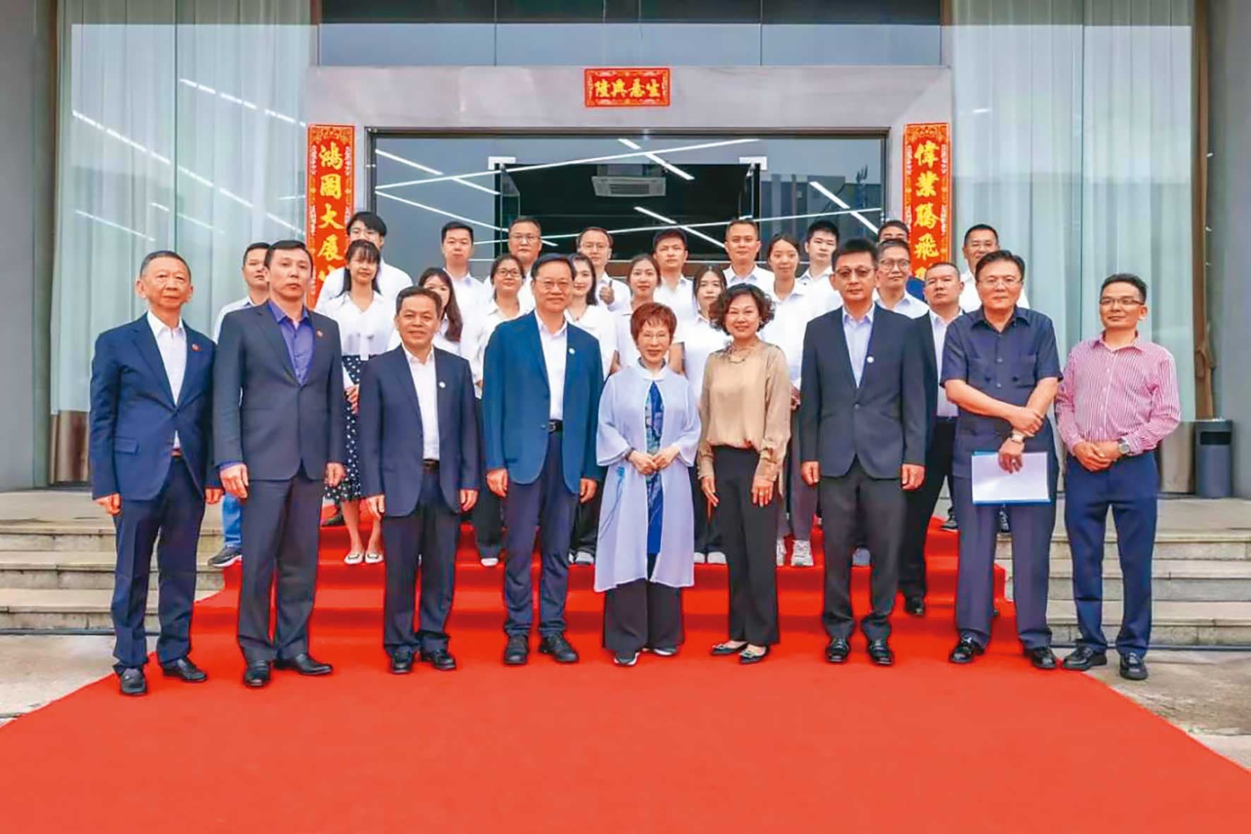 劉憲治將三環幫以竹東公司名義轉型成跨國犯罪企業，還曾到中國做生意，並與前國民黨主席洪秀柱合影。（翻攝百度）
