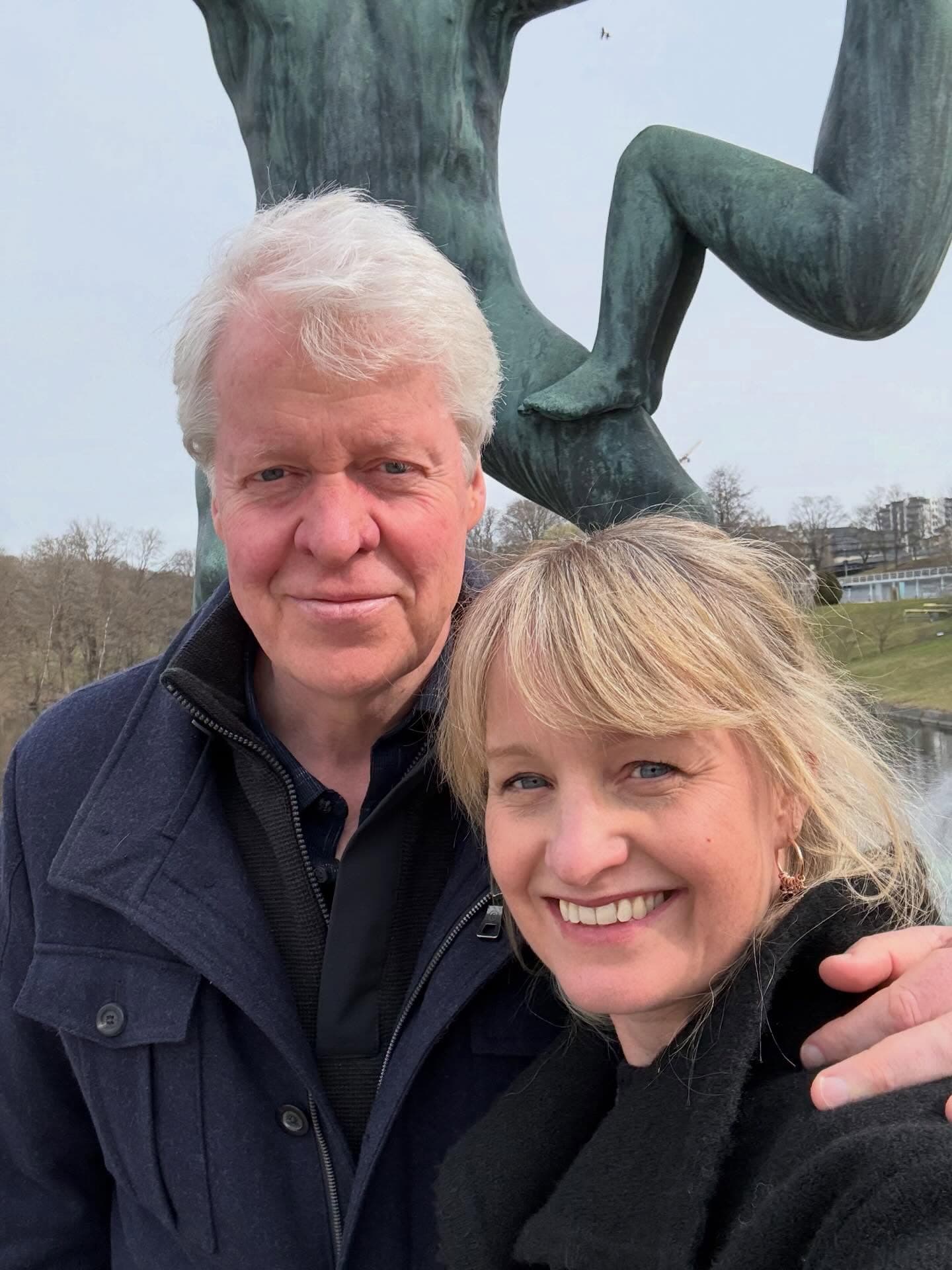 史賓塞伯爵（左）與妻子凱特賈曼（右）。（翻攝charles.earl.spencer IG）