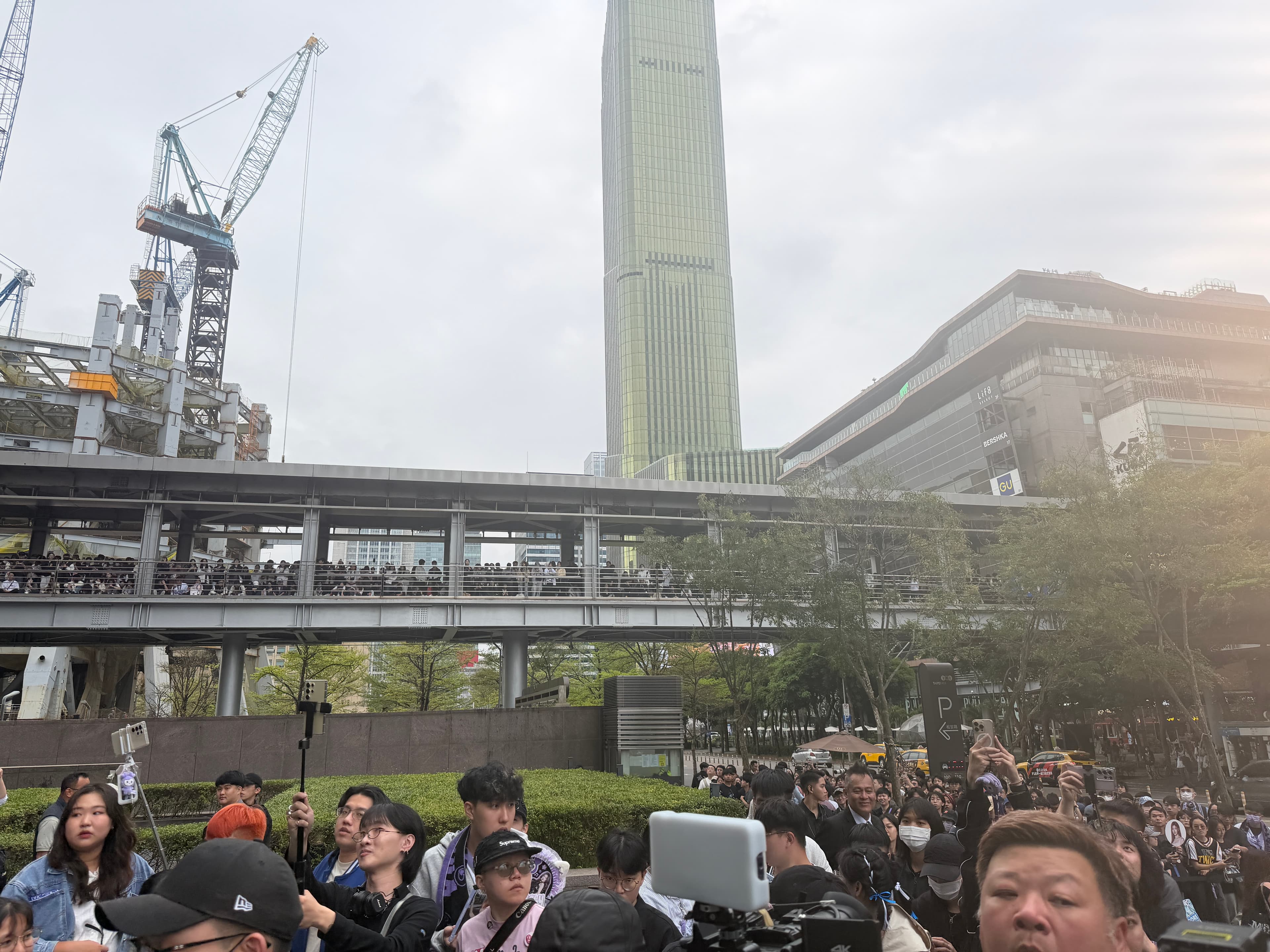 ONCE有人早上7點已經抵達現場等待。