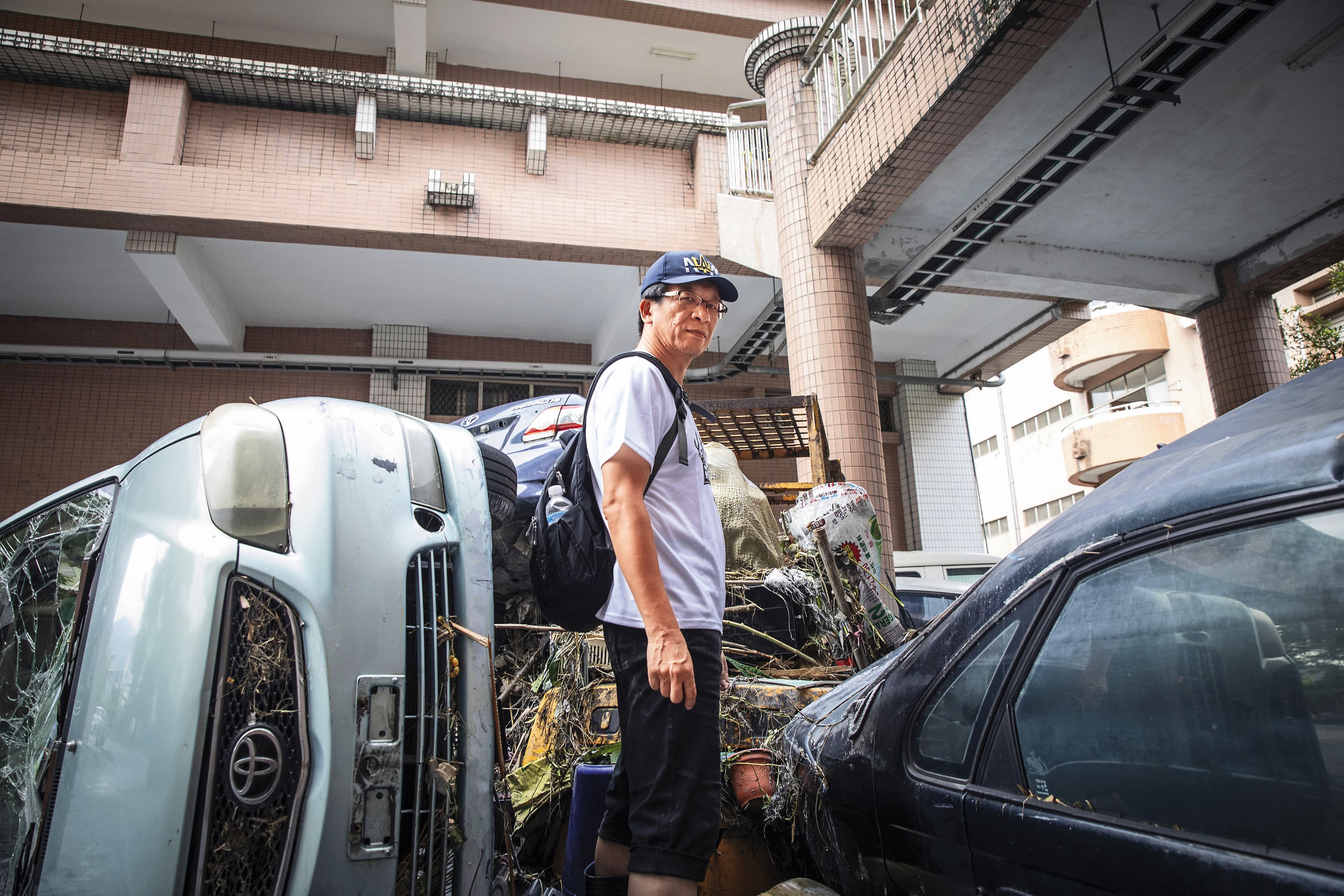 溢流洪水將大量車輛沖進光復商工校園，也造成師生受困，當時校長陳德明於校舍空橋上（右上方）坐鎮，緊盯即時狀況。
