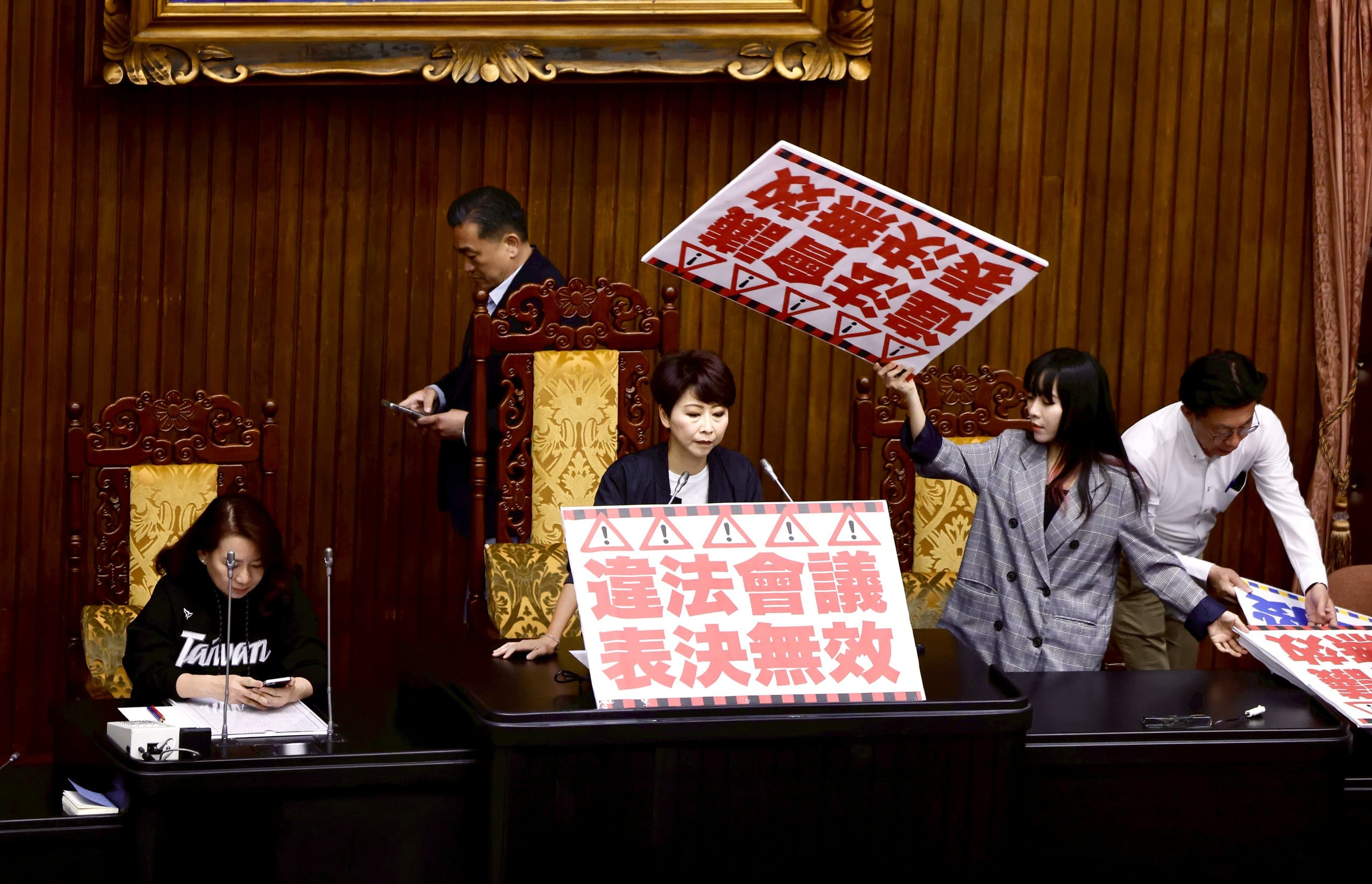 民進黨團占領議場抗議表決無效。