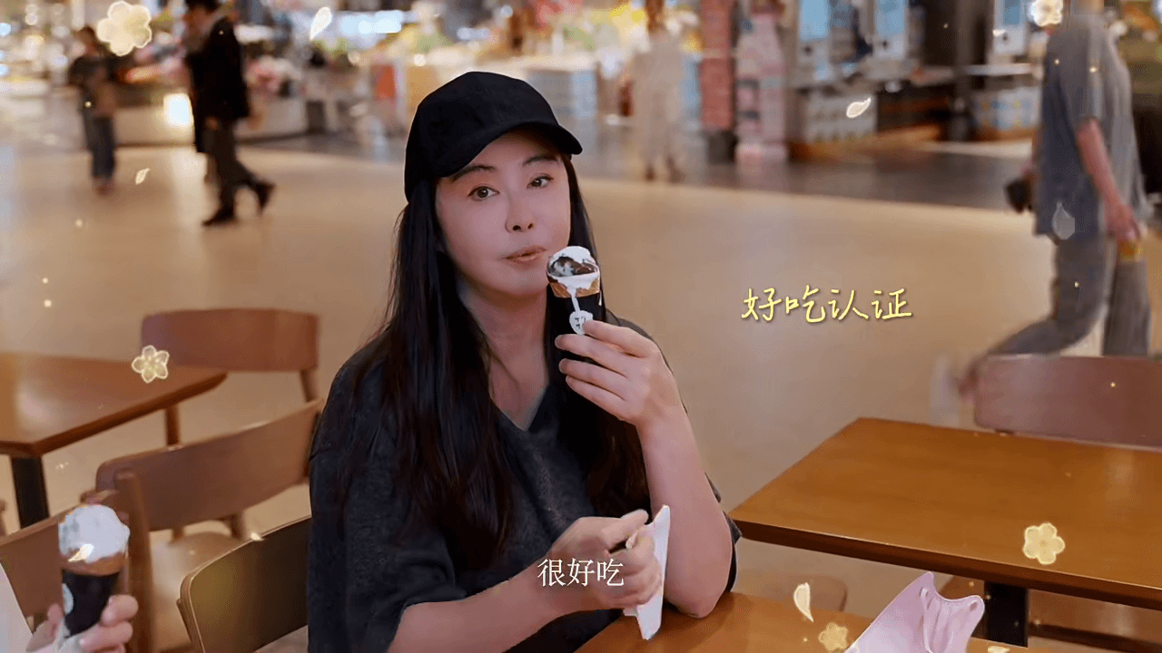 王祖賢品嚐巧克力冰淇淋，大讚牛奶和巧克力味道都很濃、相當好吃。（翻攝王祖賢小紅書）