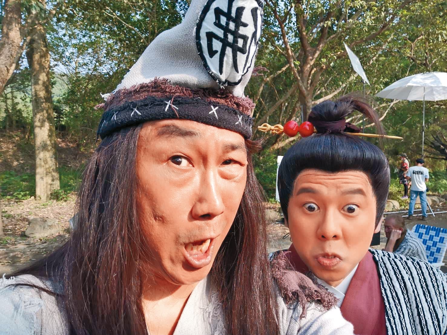阿甘（右）入行多年，演出類型很多，曾在《戲說台灣》和薛志正（左）搭檔演出。（翻攝自阿甘臉書）