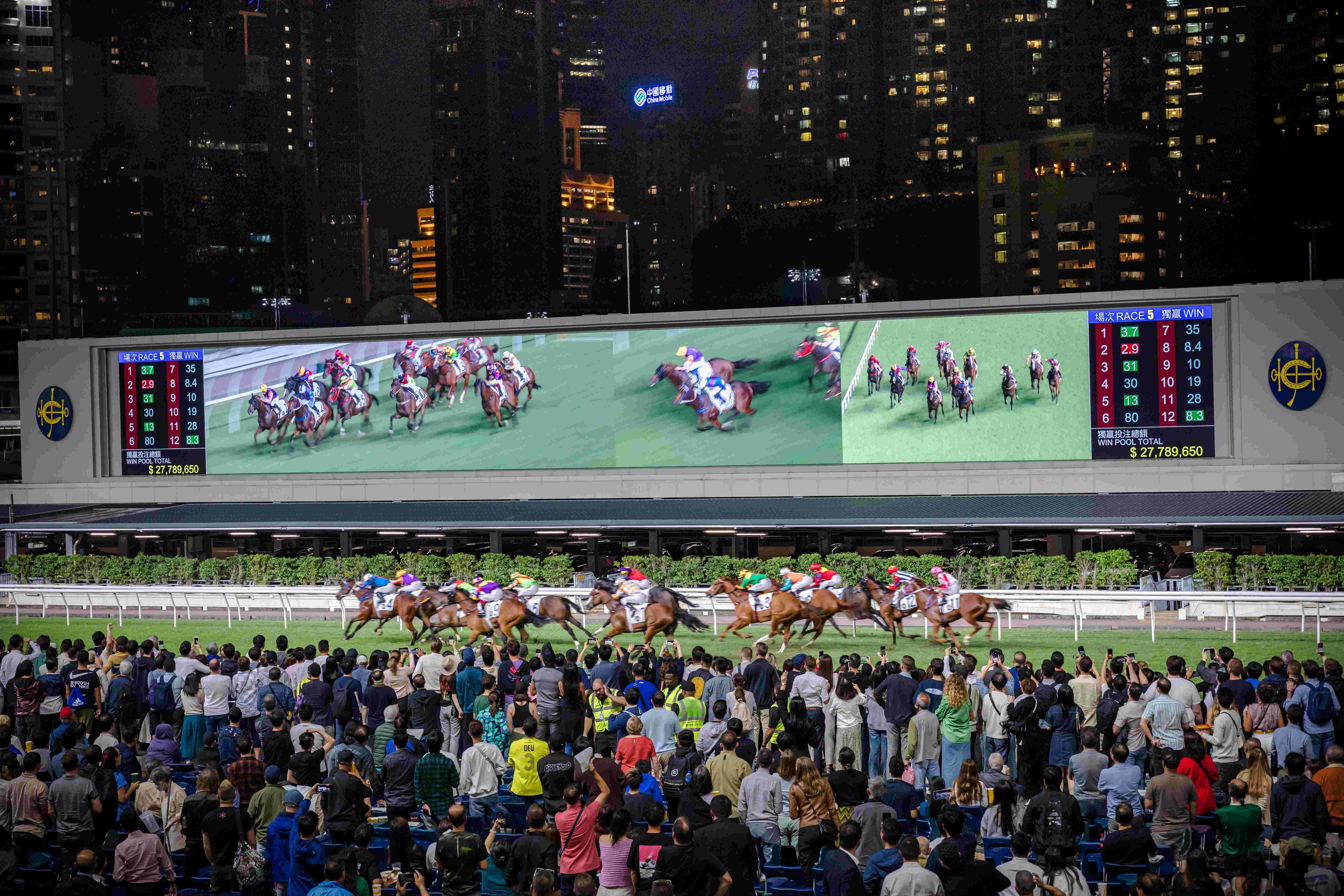 每週三在跑馬地馬場上演的夜間賽馬,是香港人過小週末的狂歡派對。