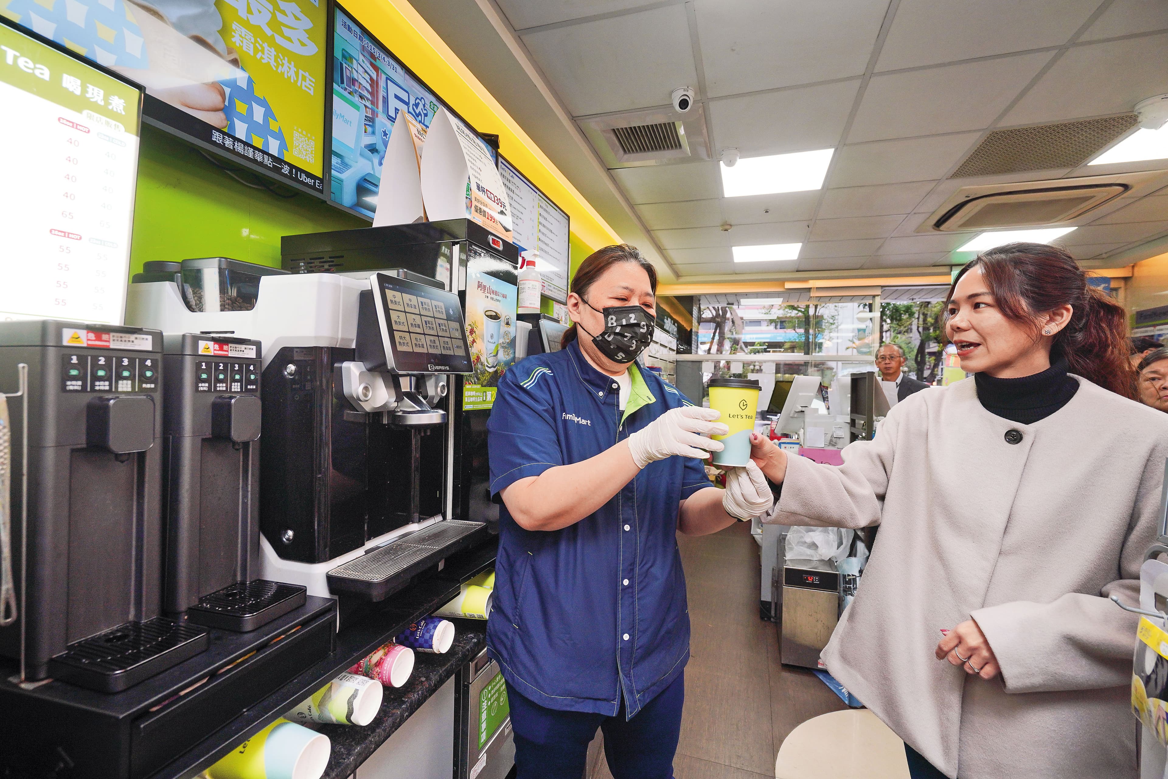 與全家便利商店合作的膠囊茶智能機（箭頭處），寬約14公分，十分輕巧，不到70秒就有一杯現煮茶。周文裕不諱言，重點是膠囊茶配方，未來會進軍家用和飯店。