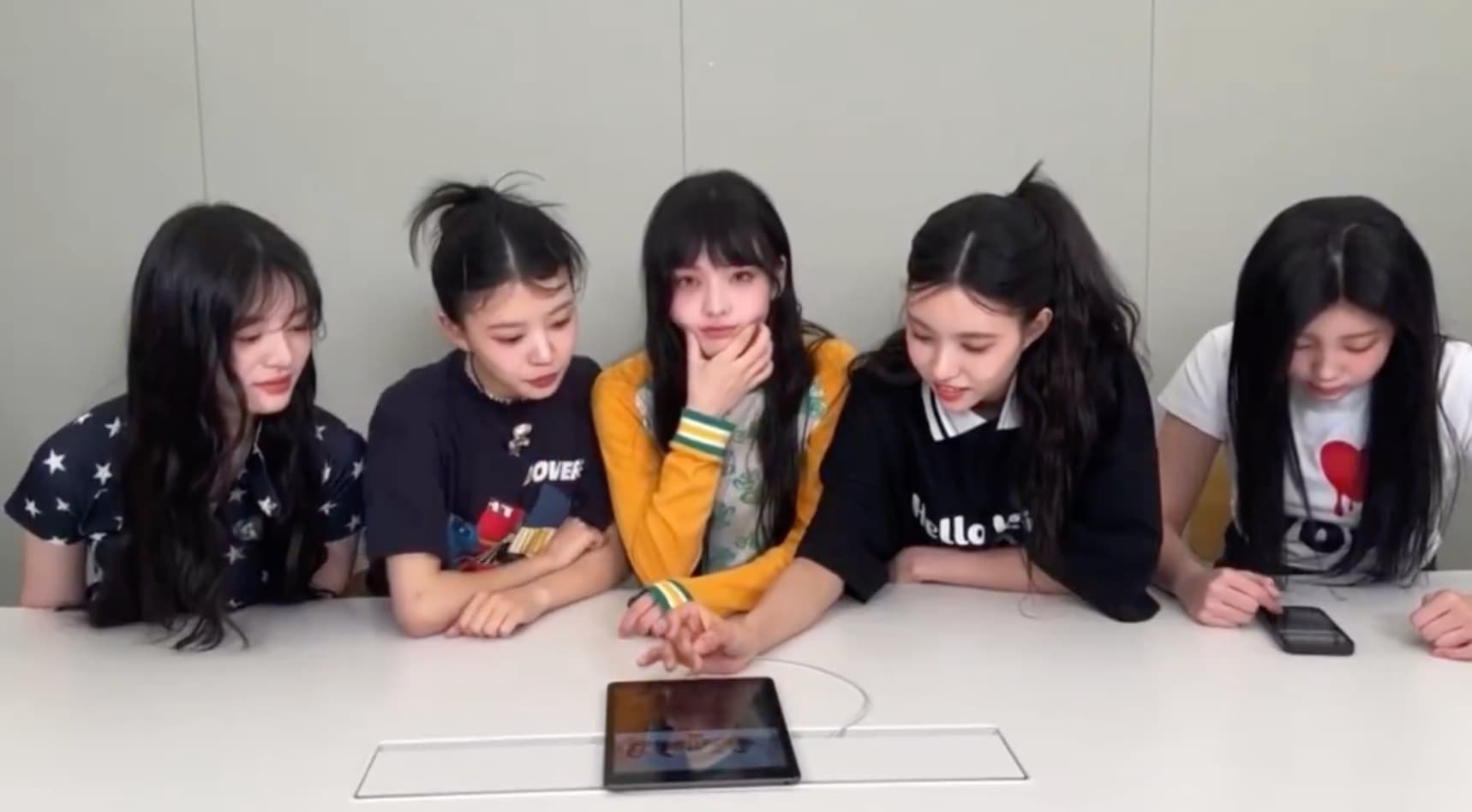 ILLIT昨（14日）開直播與粉絲互動，成員沅禧（Wonhee）的動作引起網友關注。（網路圖片）