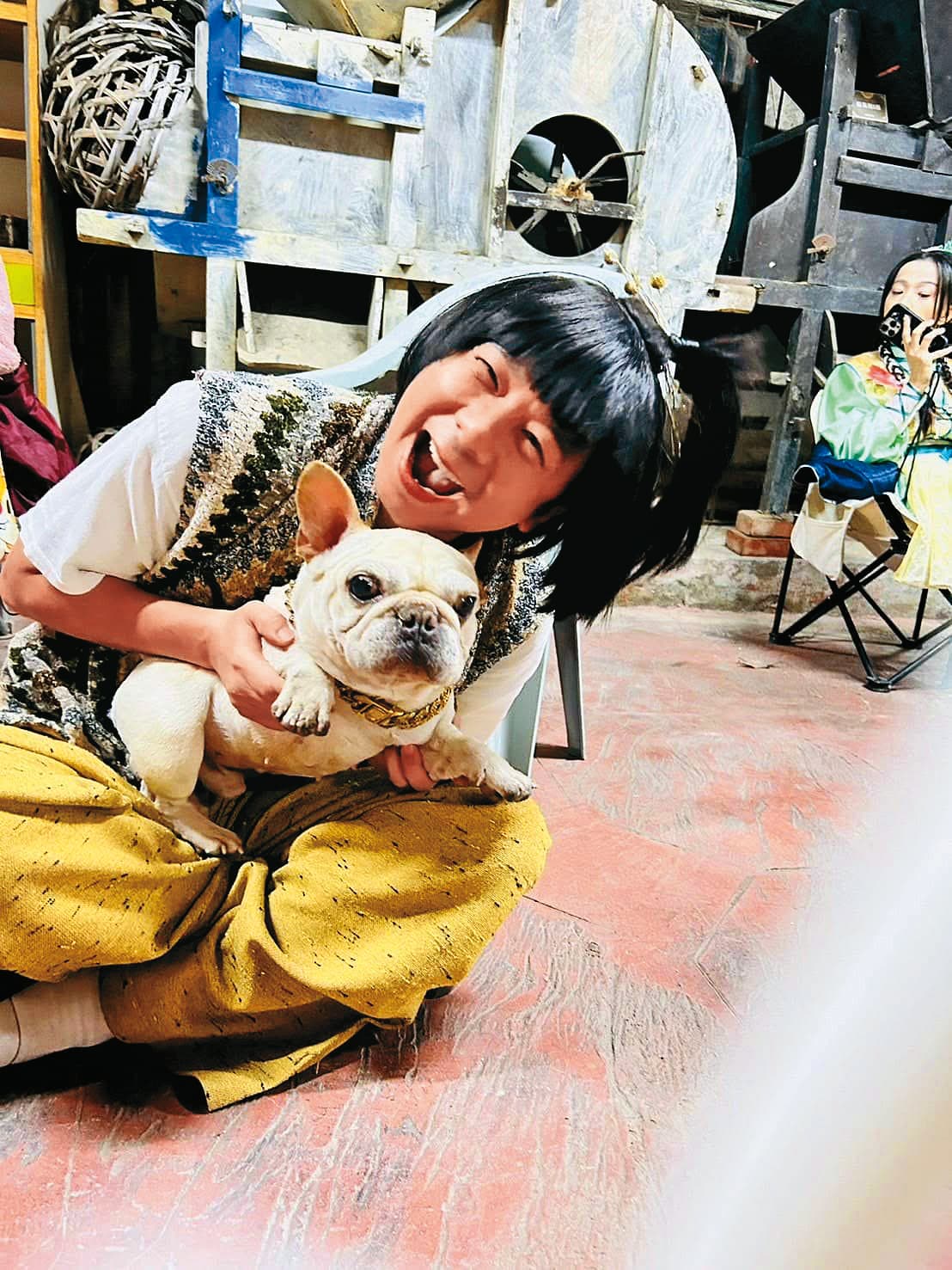 阿甘很喜歡動物，拍戲時也跟狗狗玩在一起。（翻攝自阿甘臉書）