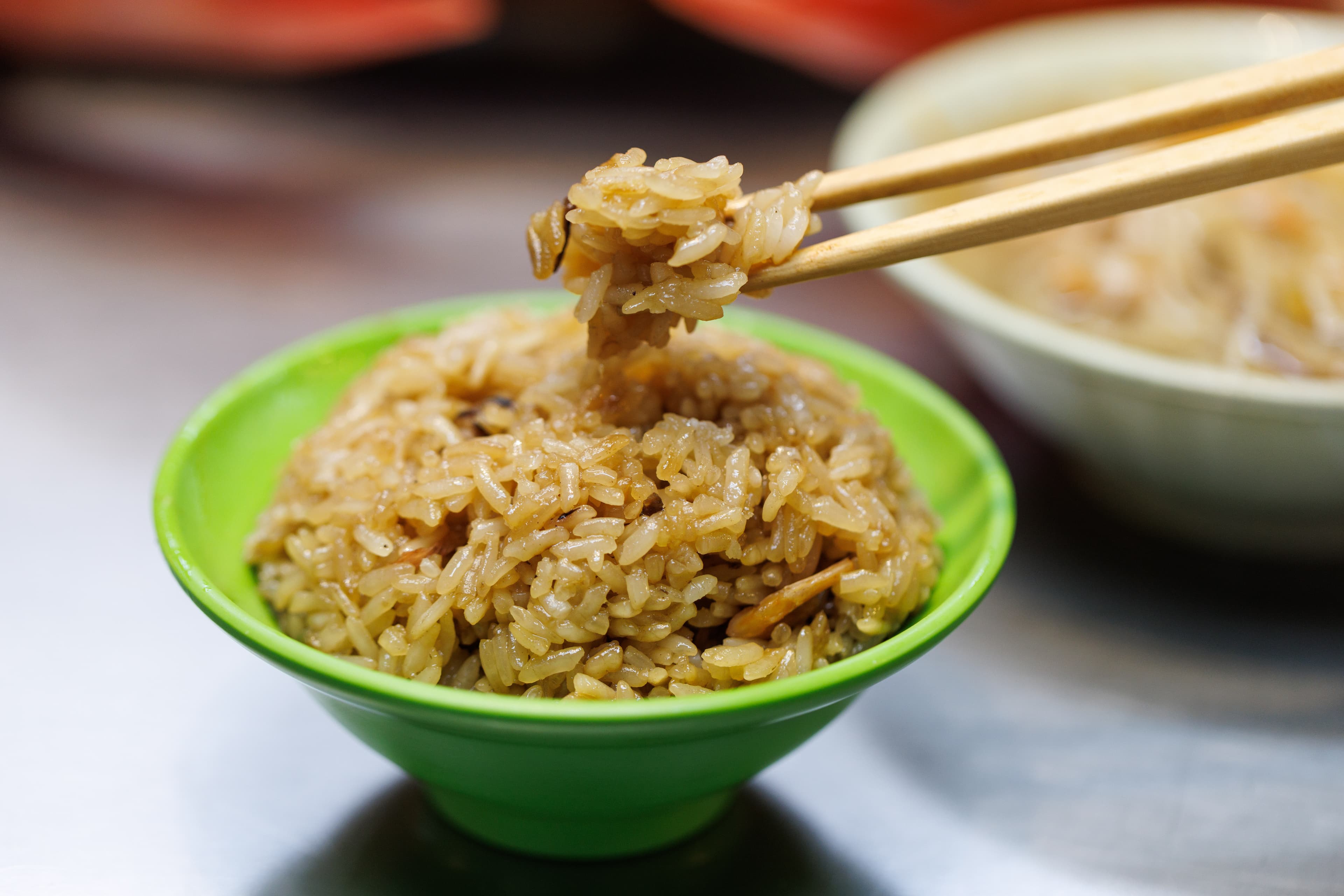 這碗樸素單純的「油飯」是許多基隆人的最愛。（40元／碗）