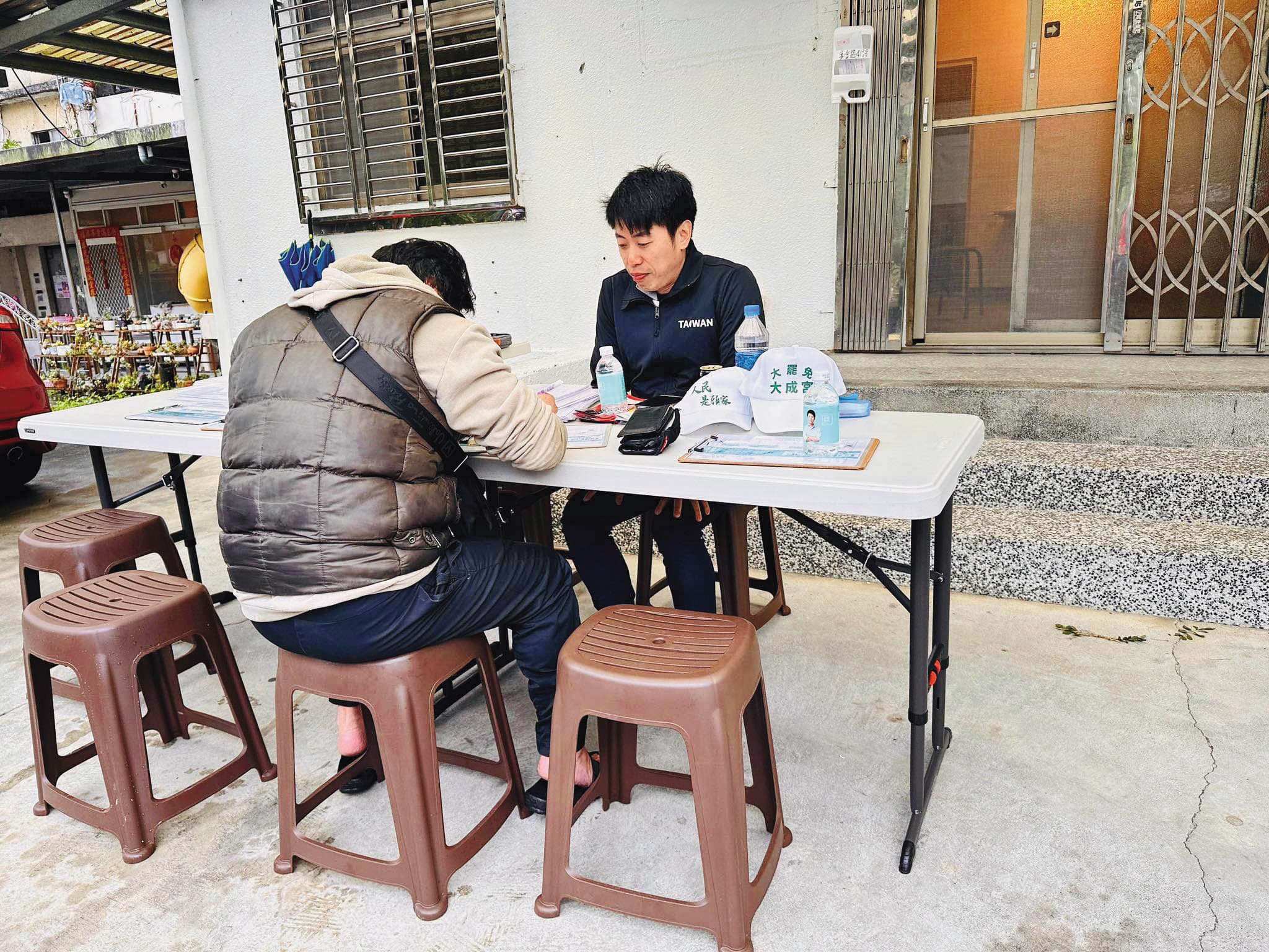 民進黨將地方黨部、議員服務處都轉型為罷免連署站。（翻攝張之豪臉書）