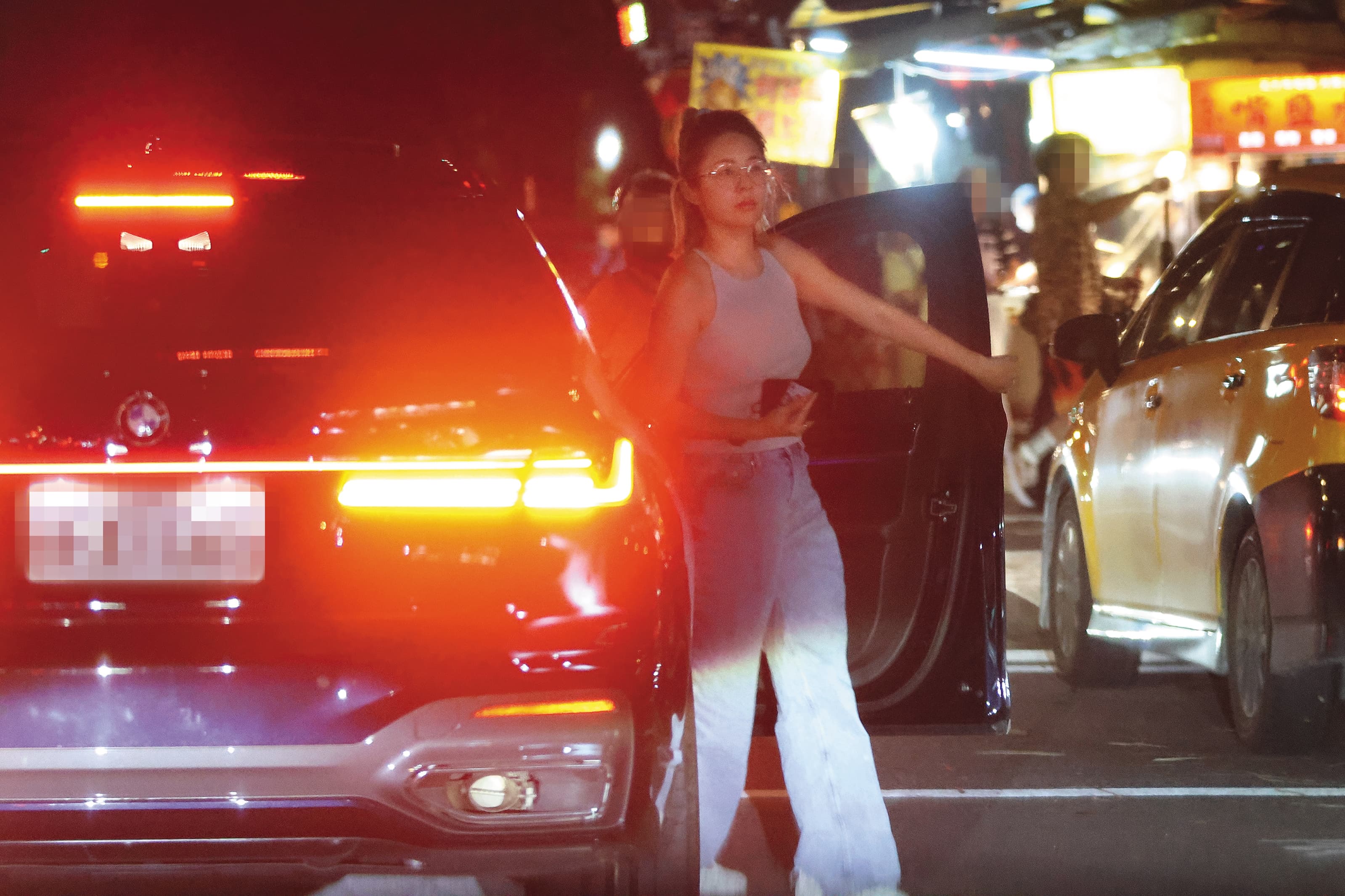徐瑋吟與男子同車一路開往士林，途中她頻繁下車採買。