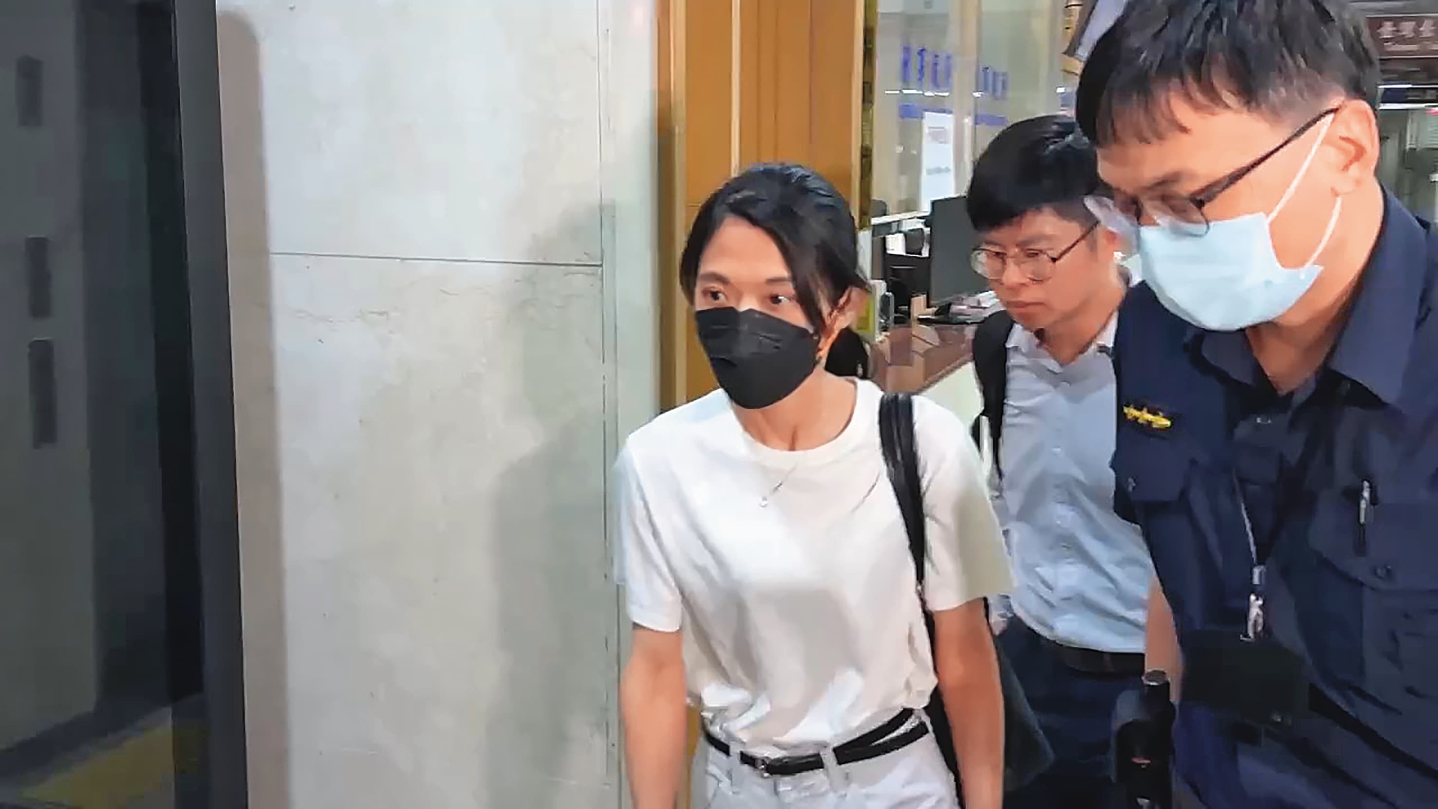 送子鳥台北院區負責醫師謝佳琳（左）遭約談，最後20萬元交保。（鏡新聞提供）