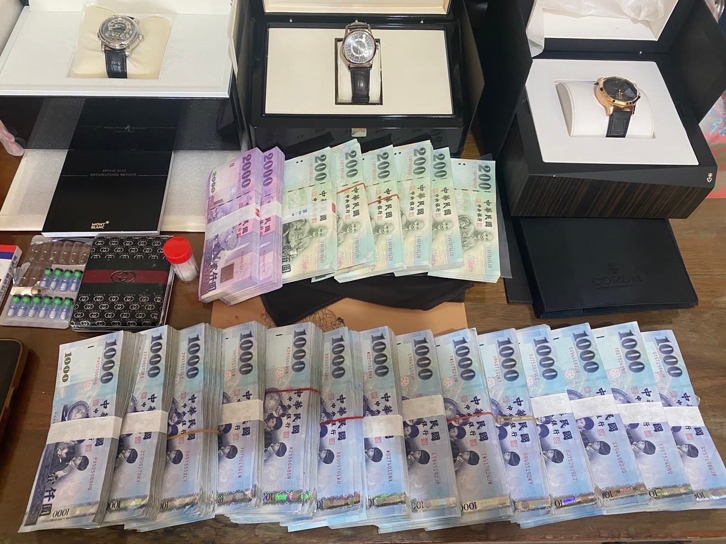 新北地檢署查獲雲林縣議長黃凱涉向太陽能廠商收賄護航，查扣大筆現金及名牌包，已向法院聲請羈押禁見。（最高檢提供）