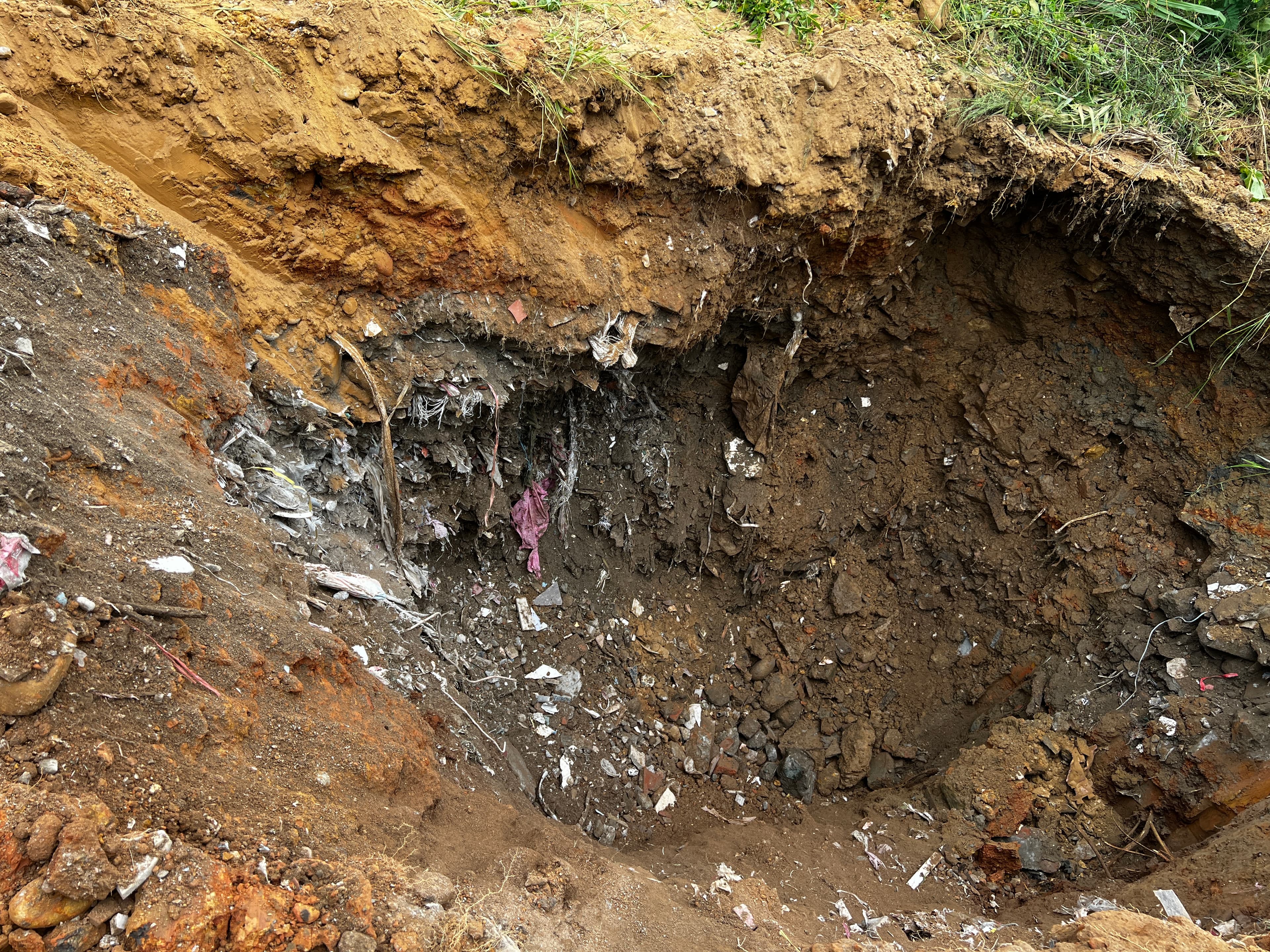 農地埋有垃圾、廢塑膠、廢鋼筋、鐵條、木材等大量營建廢棄物。（警方提供）