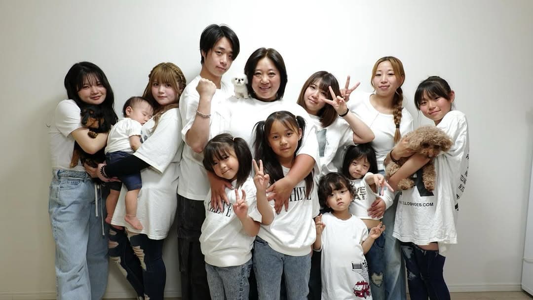美奈子和她8個孩子以及3個孫子留下大家族合照。（翻攝自美奈子IG）