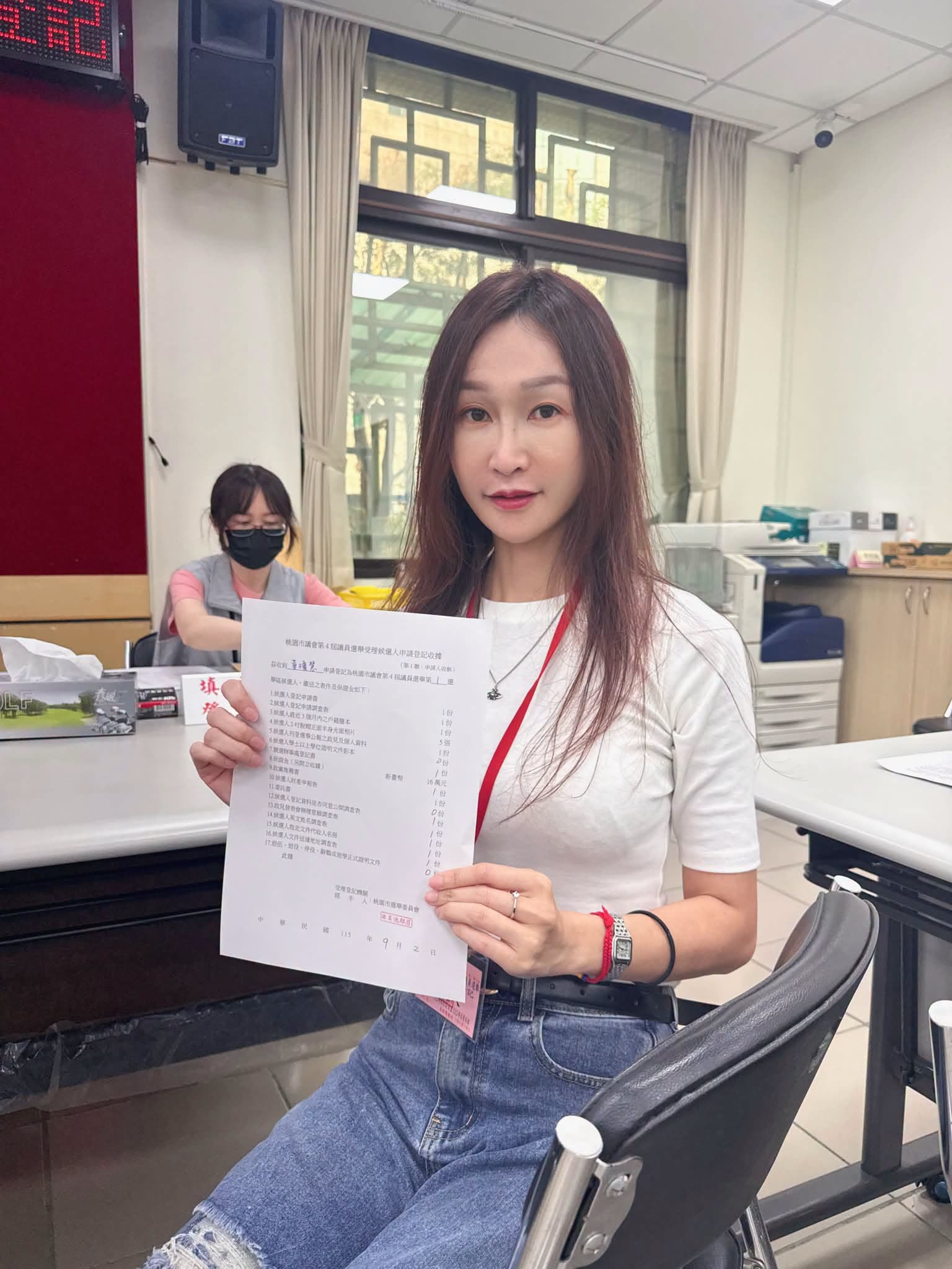黃瓊慧登記參選連任，希望大家把她留在議會。（翻攝自黃瓊慧臉書）