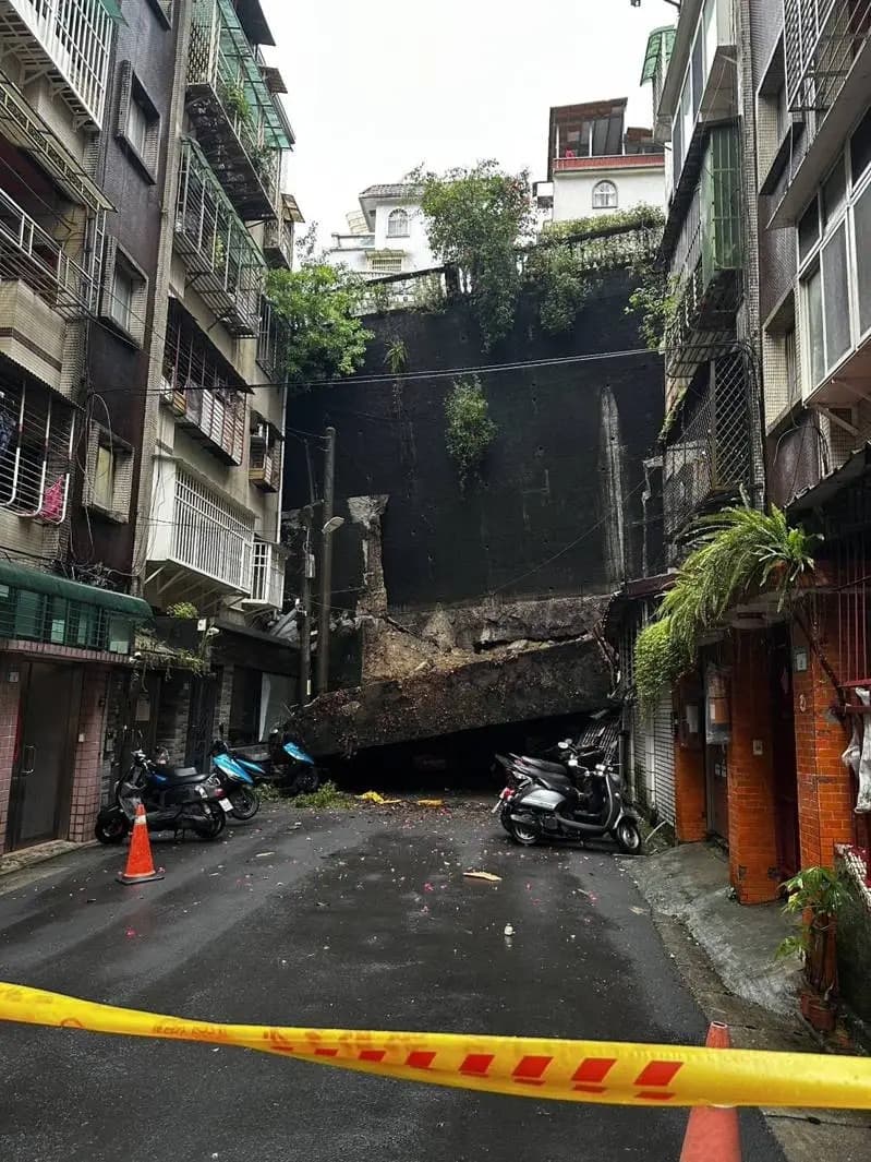 新店錦秀社區受大雨影響，大片擋土牆崩落。（翻攝畫面）