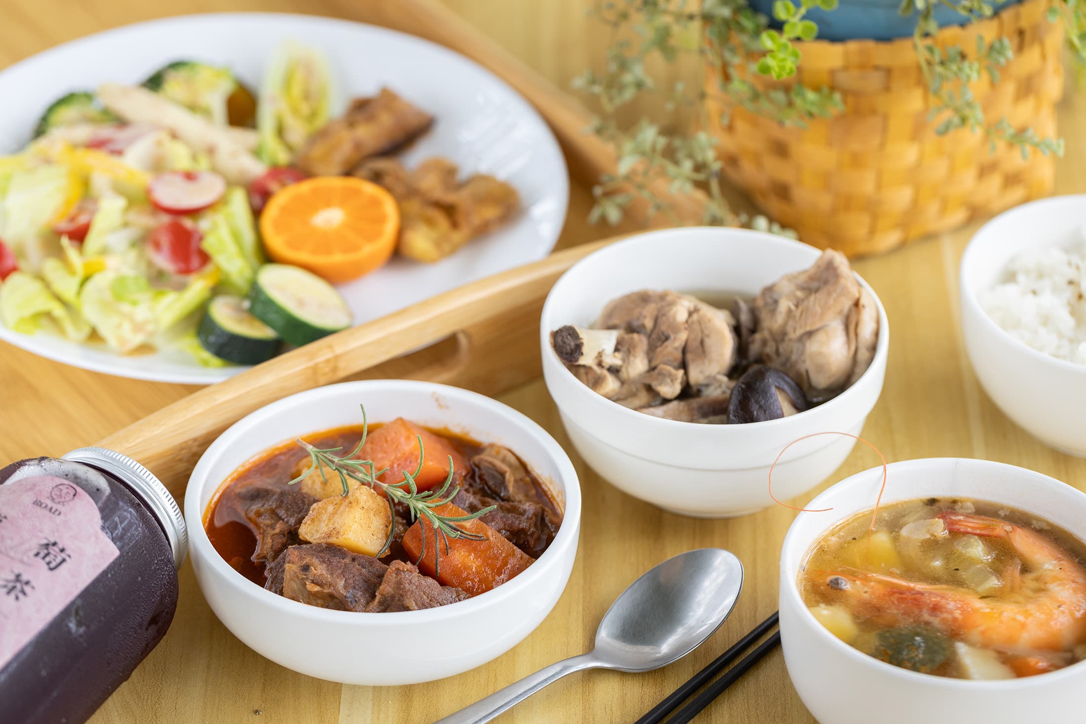 酒莊提供的午餐有「紅酒燉牛肉」與「香菇雞湯」，搭配季節時蔬沙拉與湯品，吃起來有媽媽的味道。