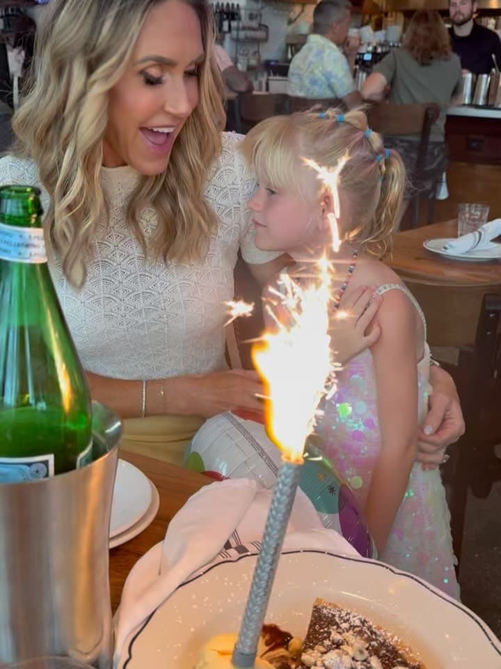 卡蘿琳娜過6歲生日，被媽媽抱在懷裡，準備吹蠟燭。（翻攝laraleatrump IG）