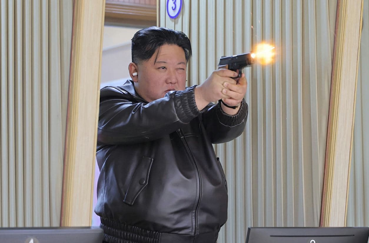 金正恩射擊後對武器表示滿意。（翻攝《朝中社》）