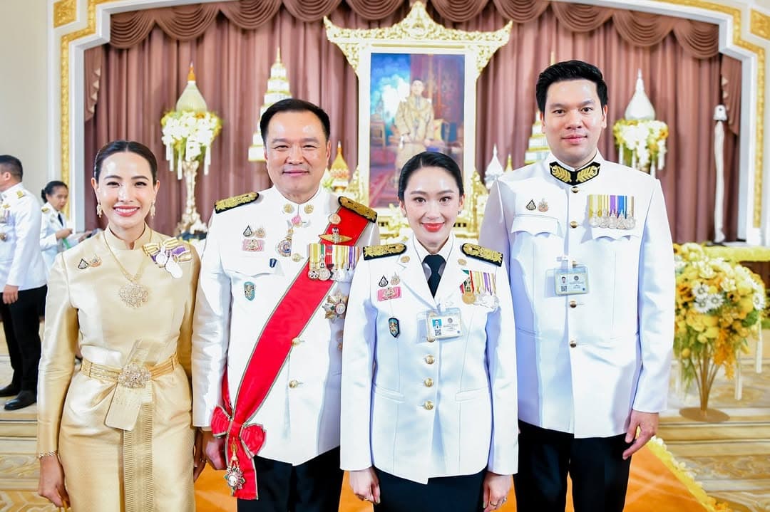 貝東塔（右二）下台後，阿努廷（左二）上位接任新總理職位。（翻攝自jaa.thananon IG）