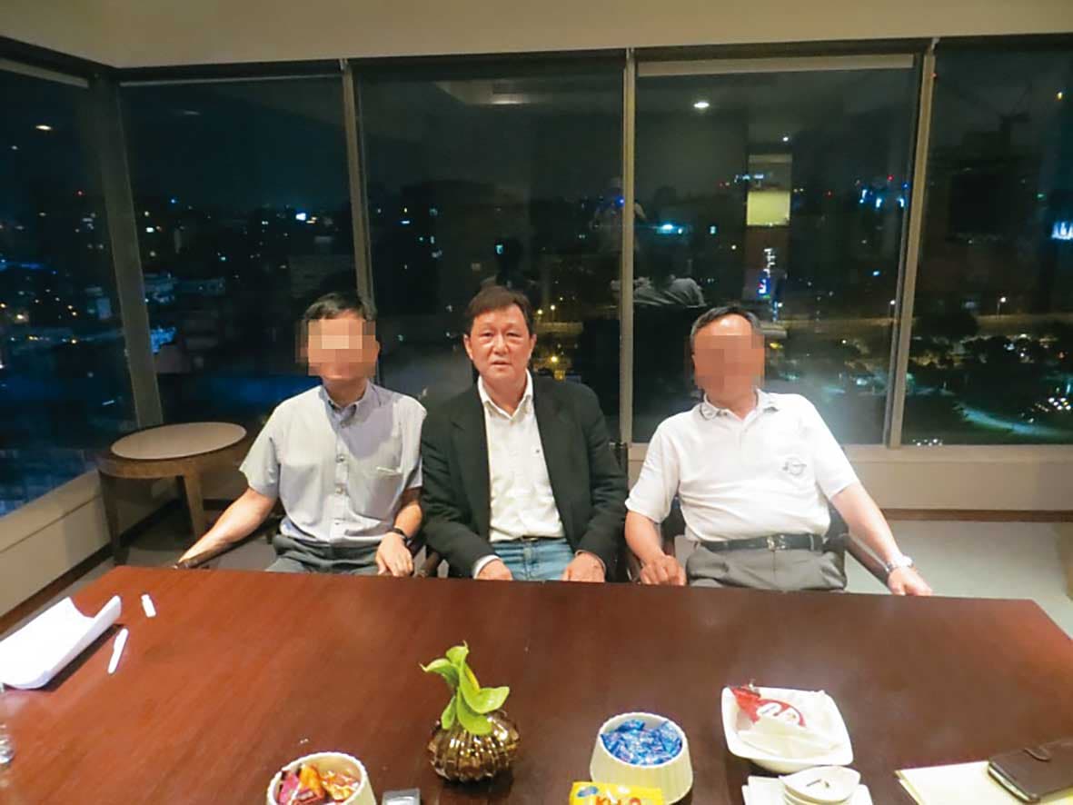 姚立和（中）與港商SVD考察團成員合影。（讀者提供）