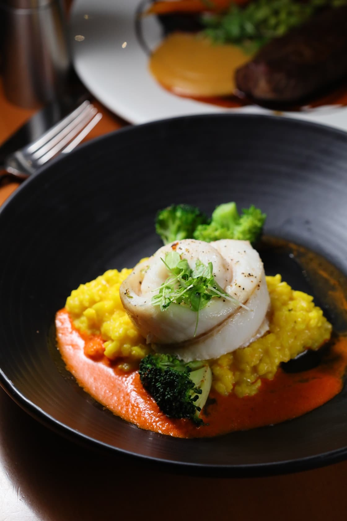 「哈里薩醬煎魚」以藏紅花燉飯為底，香煎魚排加上辛辣醬汁，香口開胃。