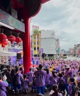 信眾跪地迎接超驚人。（翻攝自粉專霸告）
