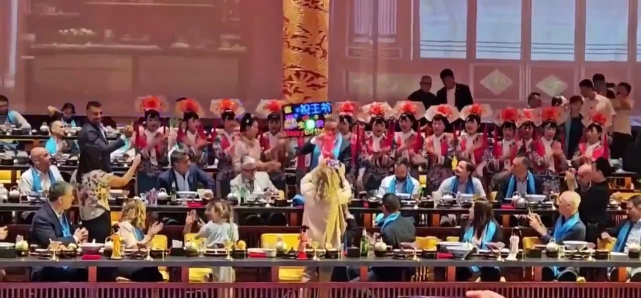 厲害了習近平！宴請義大利總理與代表團，「海底撈式迎賓」太狂。（翻自微博）