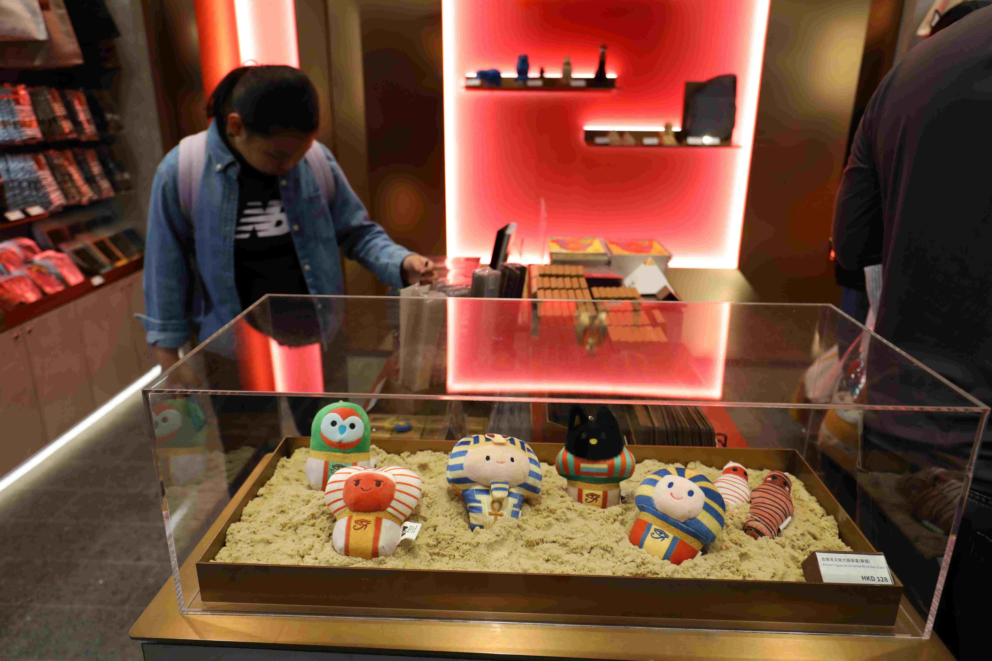 專為古埃及展設計的六款盲盒，皆以展品為靈感，其中四款由卡諾皮克罐衍生而來。