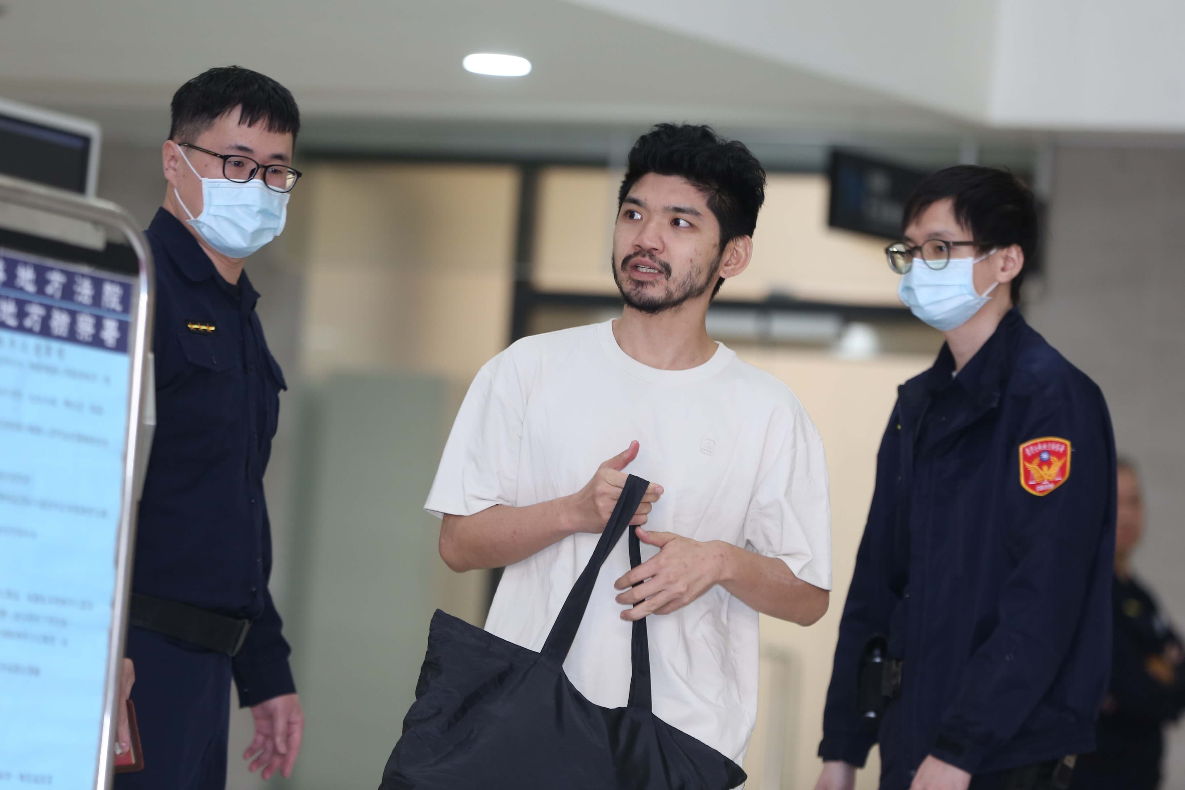 晚安小雞訊後被無保請回，離開士林地檢署。（鏡報姜永年）