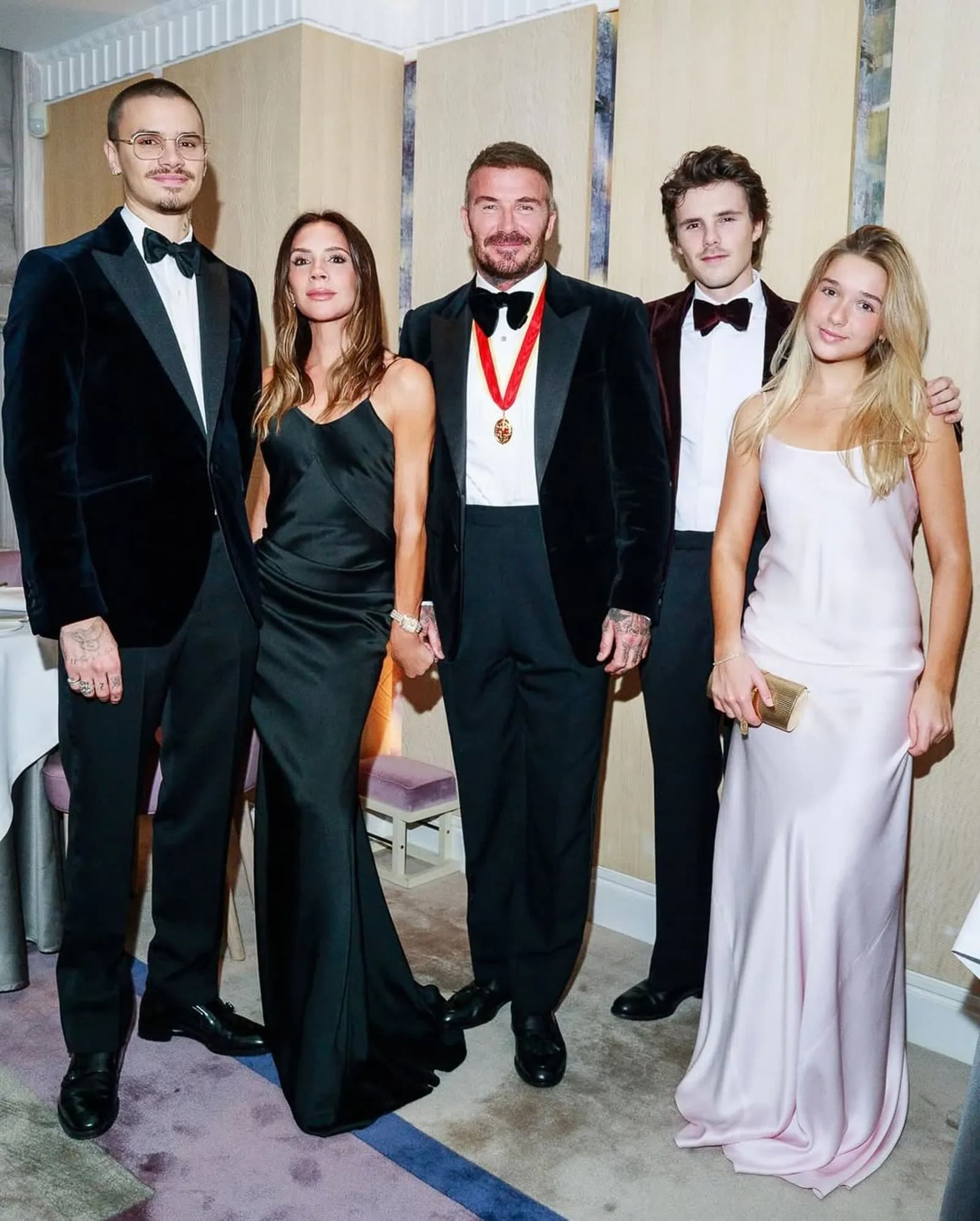 貝克漢去年11月封爵，全家人到場，就是少了布魯克林。（翻攝victoriabeckham IG）
