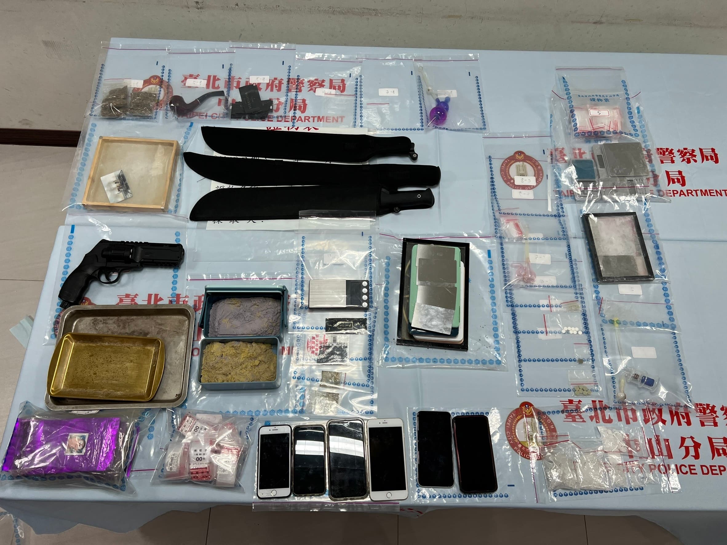 警方在李男住處起獲大量毒品及槍砲刀械。（翻攝畫面）