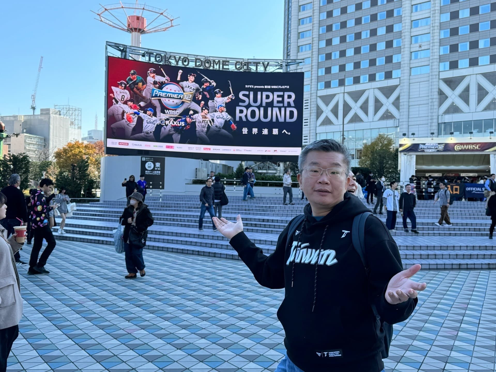 當初宣傳照沒有我國球員，讓中職會長蔡其昌都雙手一攤說「嗯⋯沒關係我們自己再加油」。（翻攝蔡其昌threads）