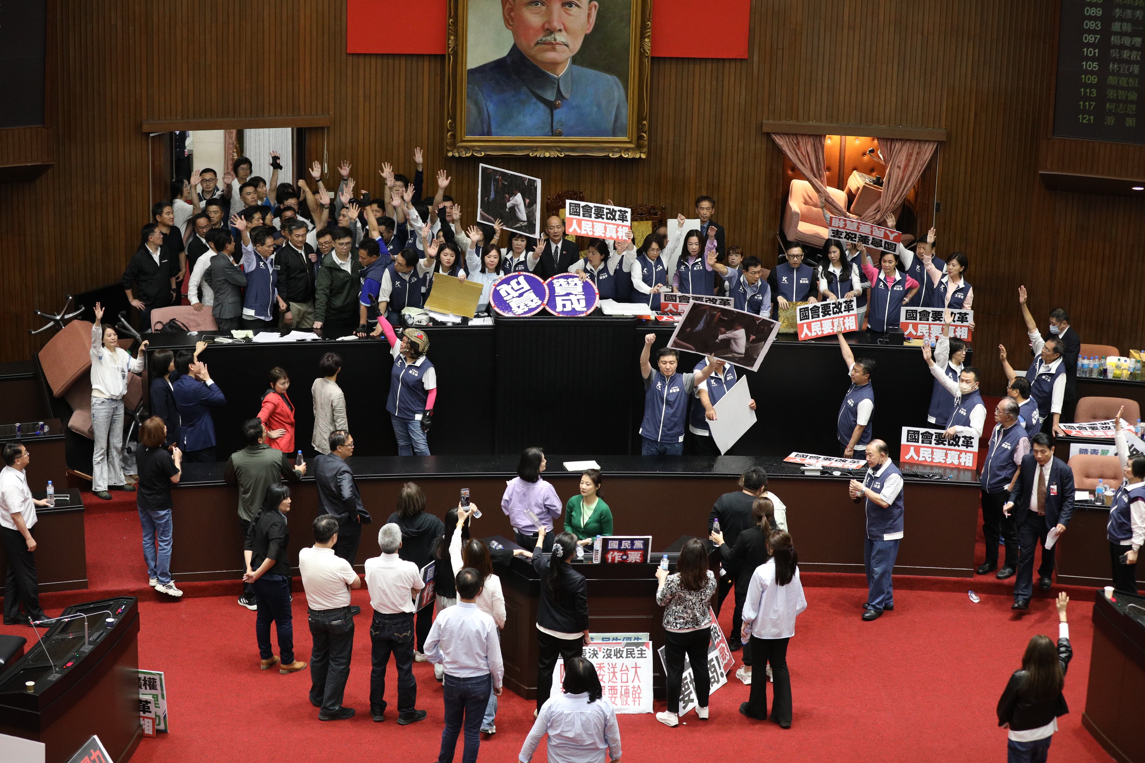 國會改革案審議日前導致立法院內爆發衝突，藍委占領主席台確保議事順暢。