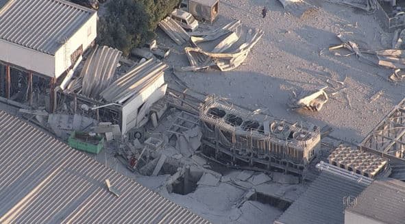地震與爆炸發生後，熊本永旺夢樂城受損狀況相當嚴重，建築物外牆大面積脫落。（翻攝自FNN）