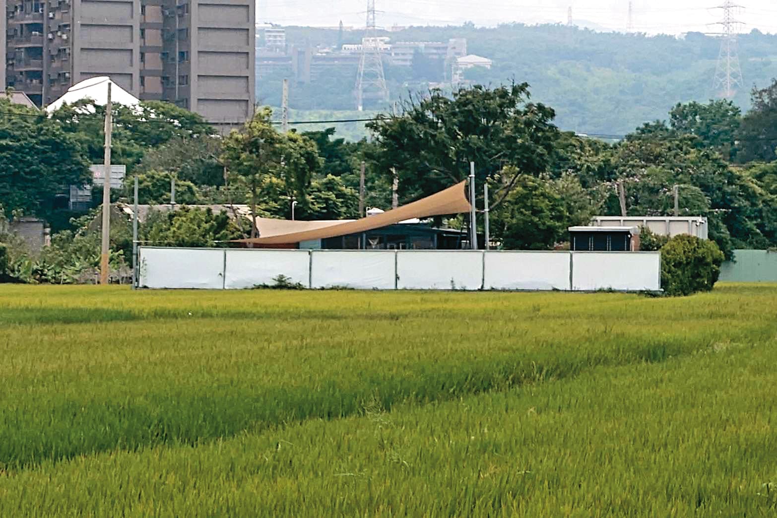 本刊曾報導宥勝以帆布遮蔽台中清水的住處。（讀者提供）