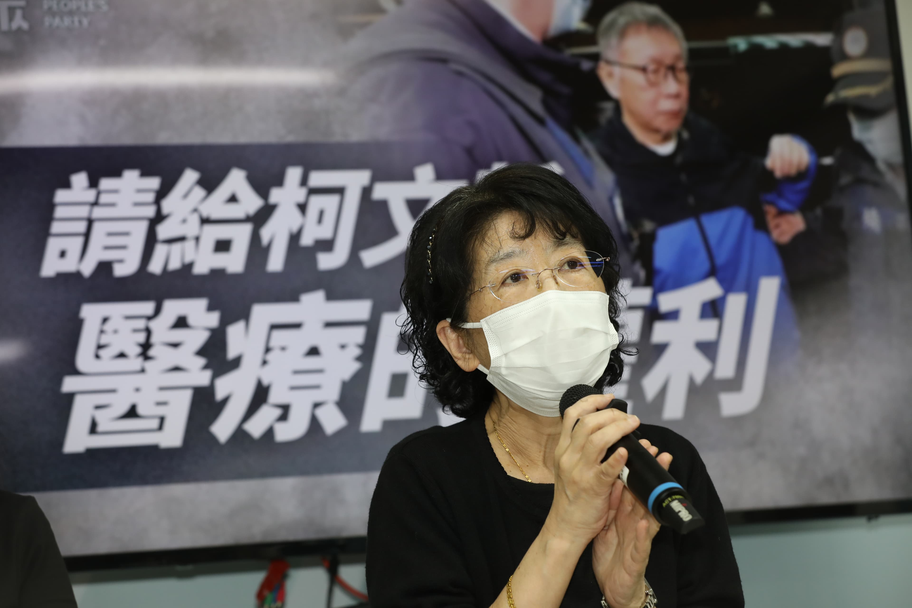 陳佩琪在記者會上談到柯文哲的身體狀況忍不住哽咽落淚。