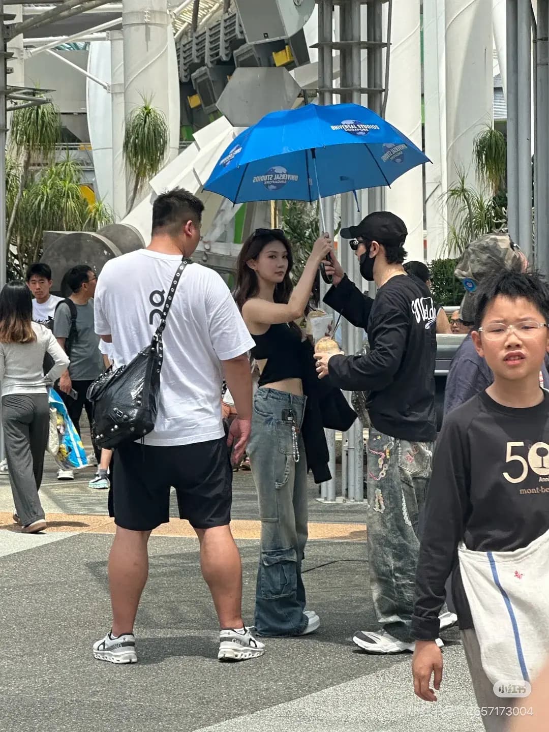 黃曉明疑似新戀情曝光，被直擊與年輕女子共撐傘。（翻攝微博）