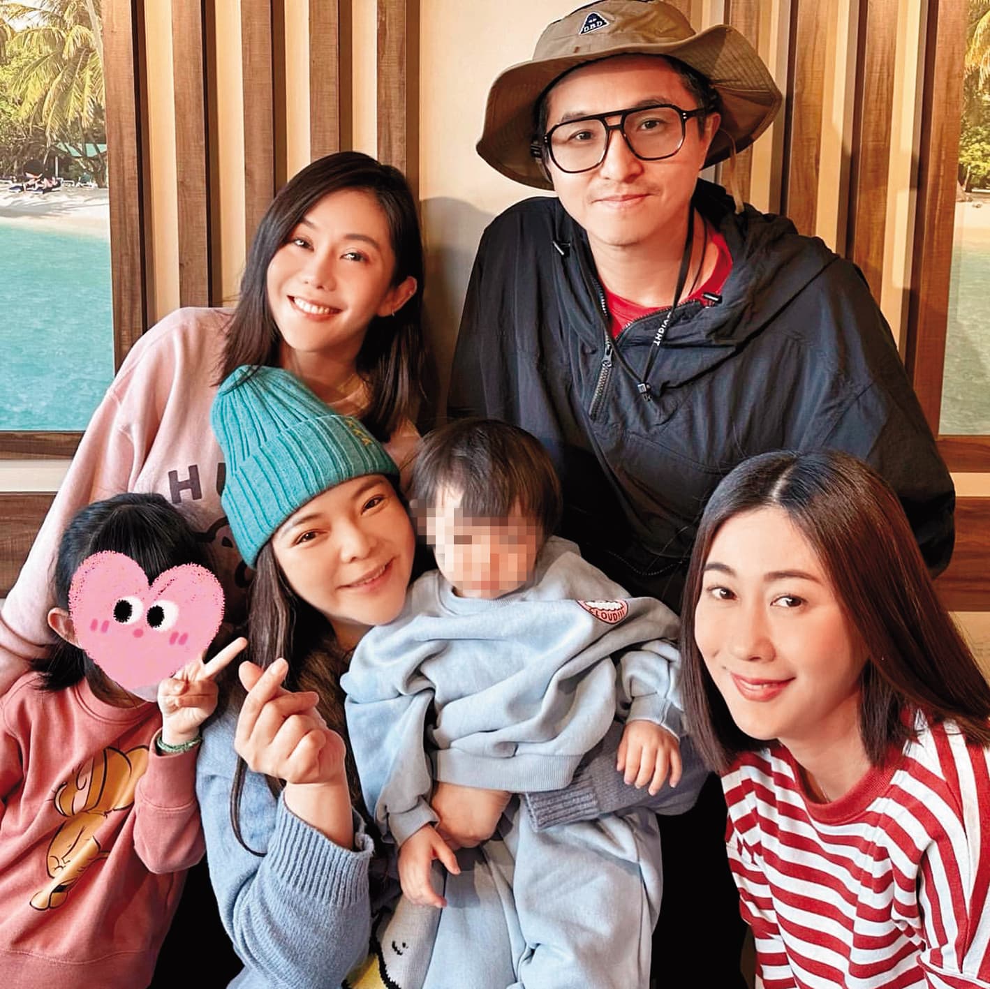 王少偉（後排右）曾捲進謝忻、小甜甜（前排左二）的閨密鬧翻事件，但不選邊站的他選擇低調，不願多所牽扯。後排左為王宇婕，前排右為林利霏。（翻攝自小甜甜IG）