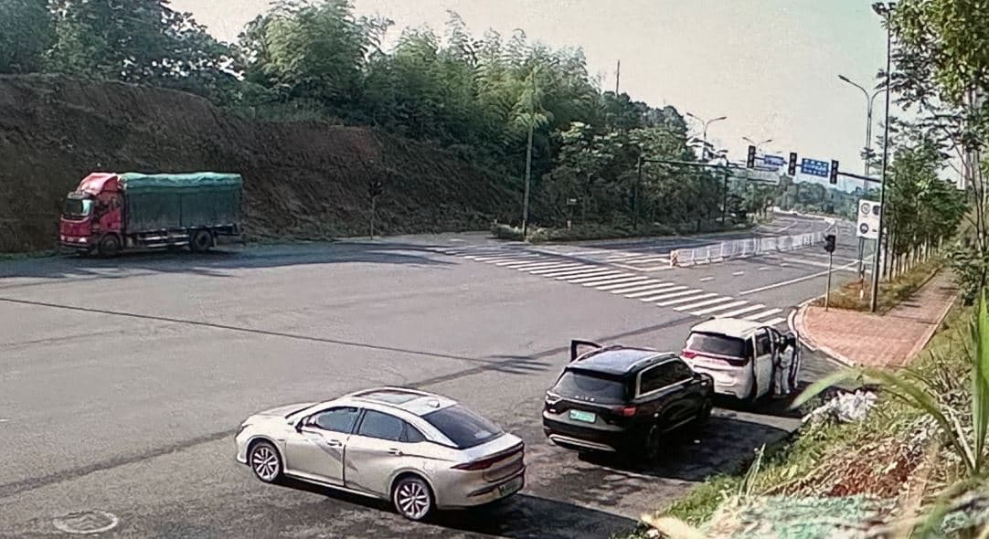 據了解，每天有4至10名女性透過無牌車輛被帶進別墅進行手術。（翻攝自上官正義微博）