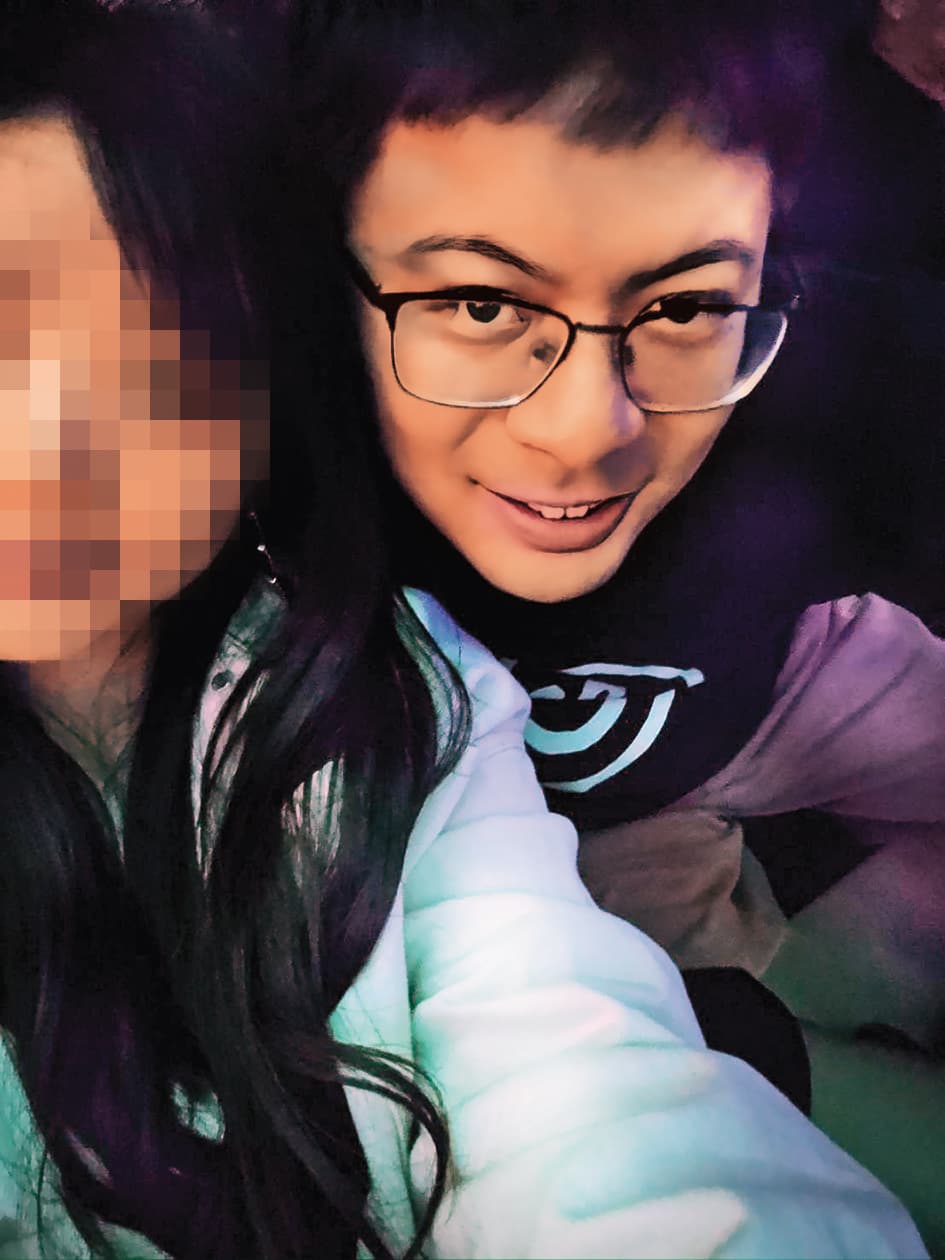 喬天鼎（右）夜裡約妹遊樂，總喜歡自拍留念。（讀者提供）