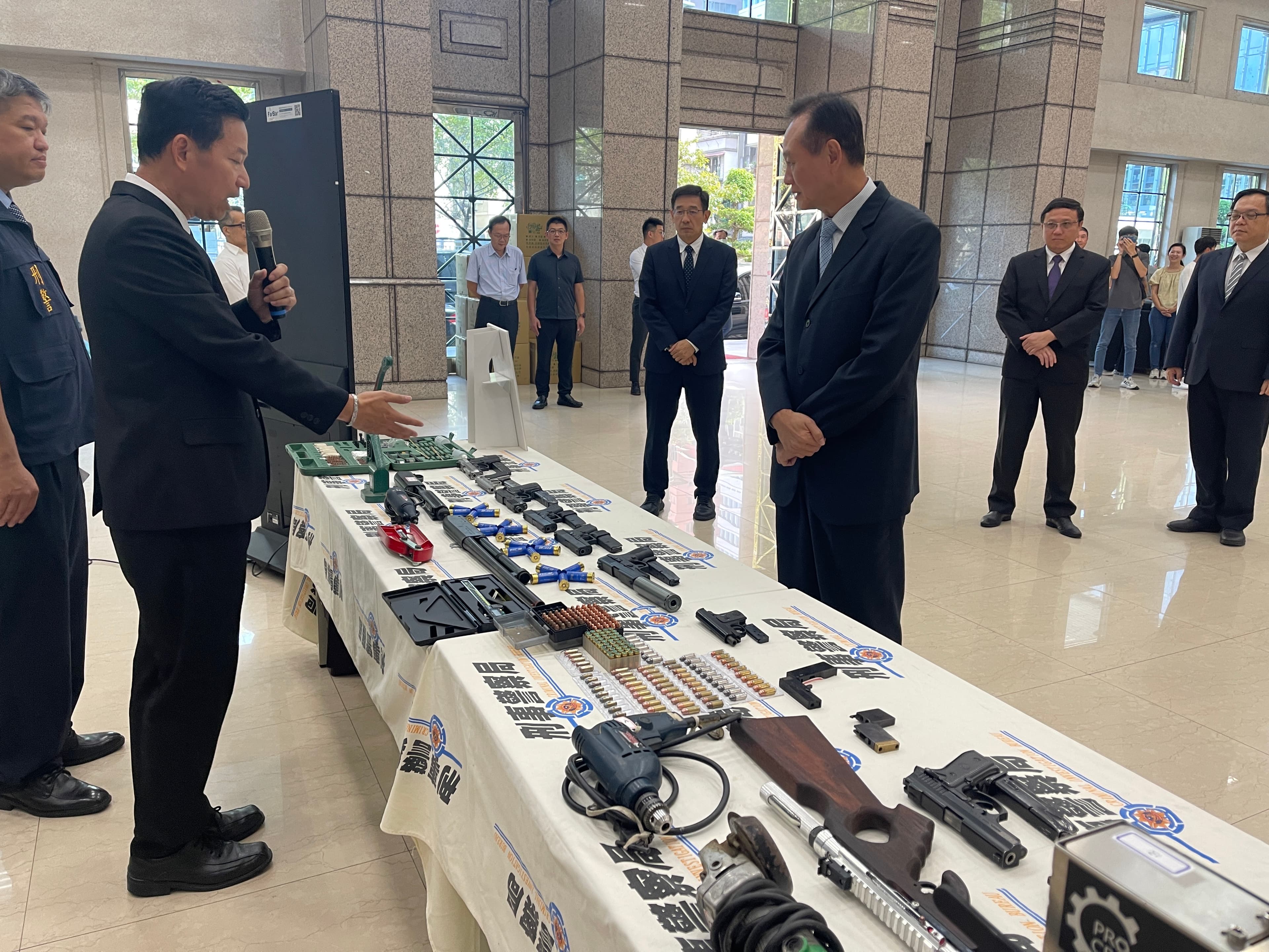 刑事局長周幼偉（右）要求強力打擊黑幫、黑槍、詐欺犯罪。（刑事局提供）