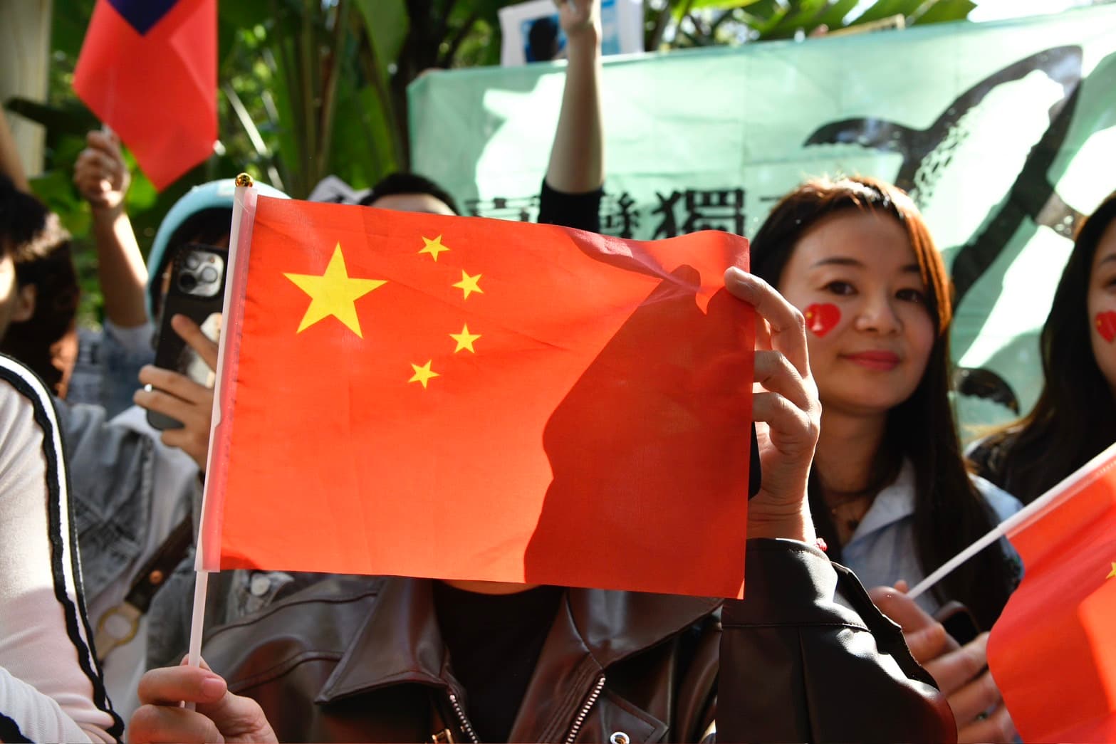 校外人士高舉中國國旗作為反制。