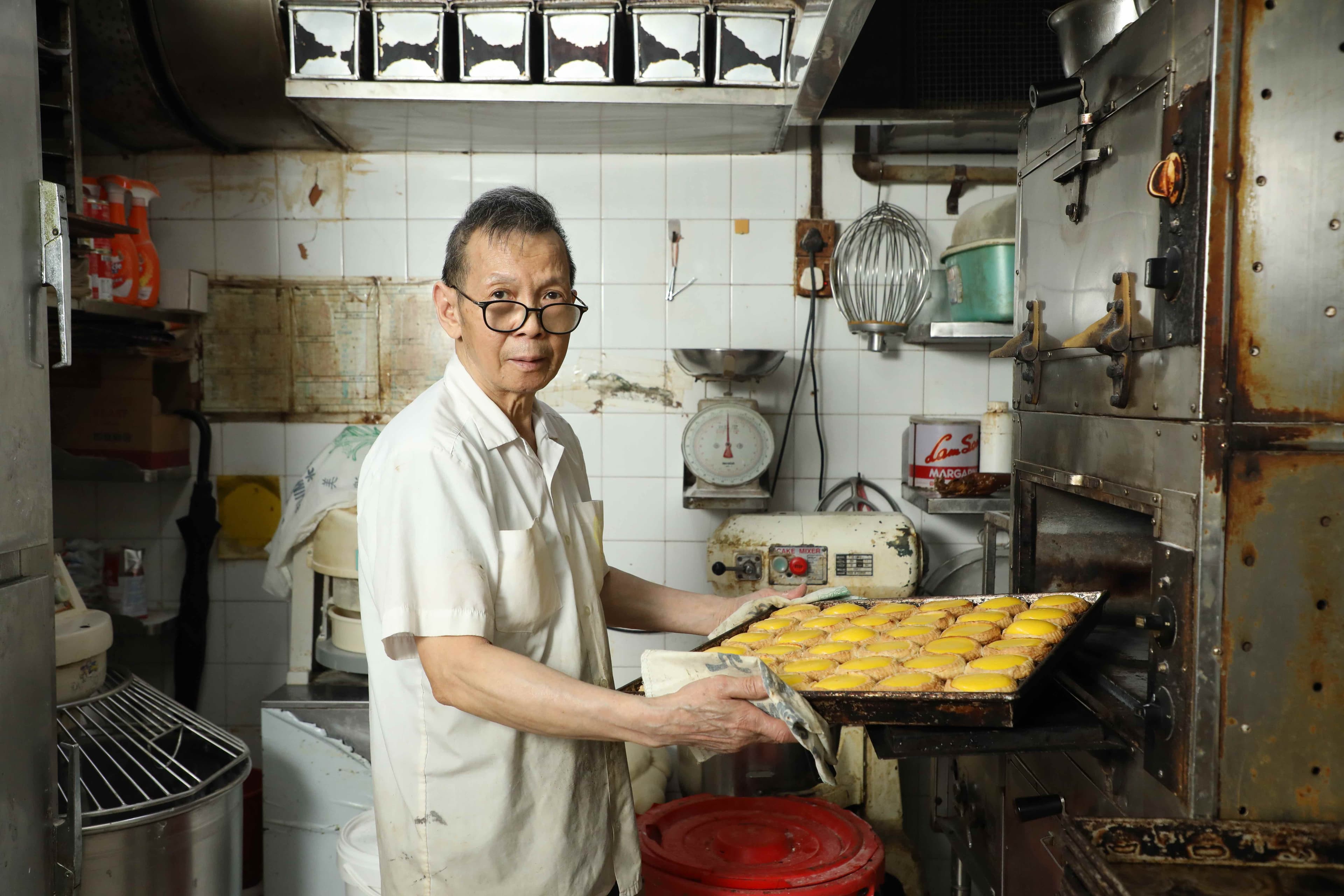 元老級柯師傅主要負責製作蛋撻，每日會出爐20至30盤。