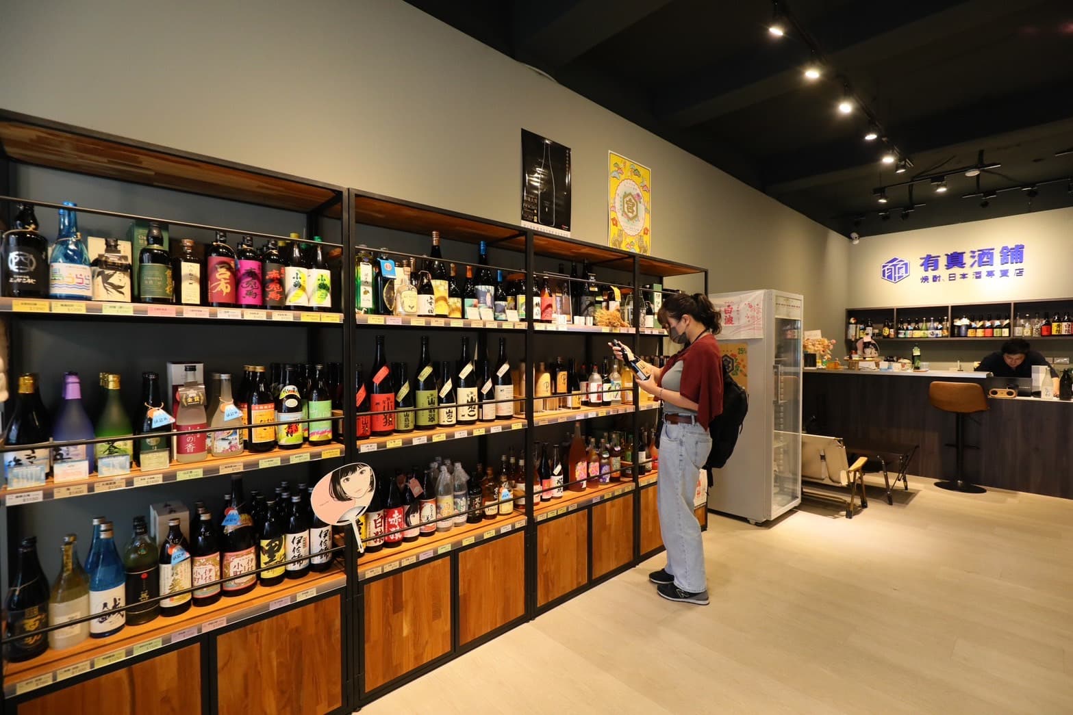 店內酒款超過百種，Bruce除了細心介紹每種酒款，也提供前來的客人試飲。
