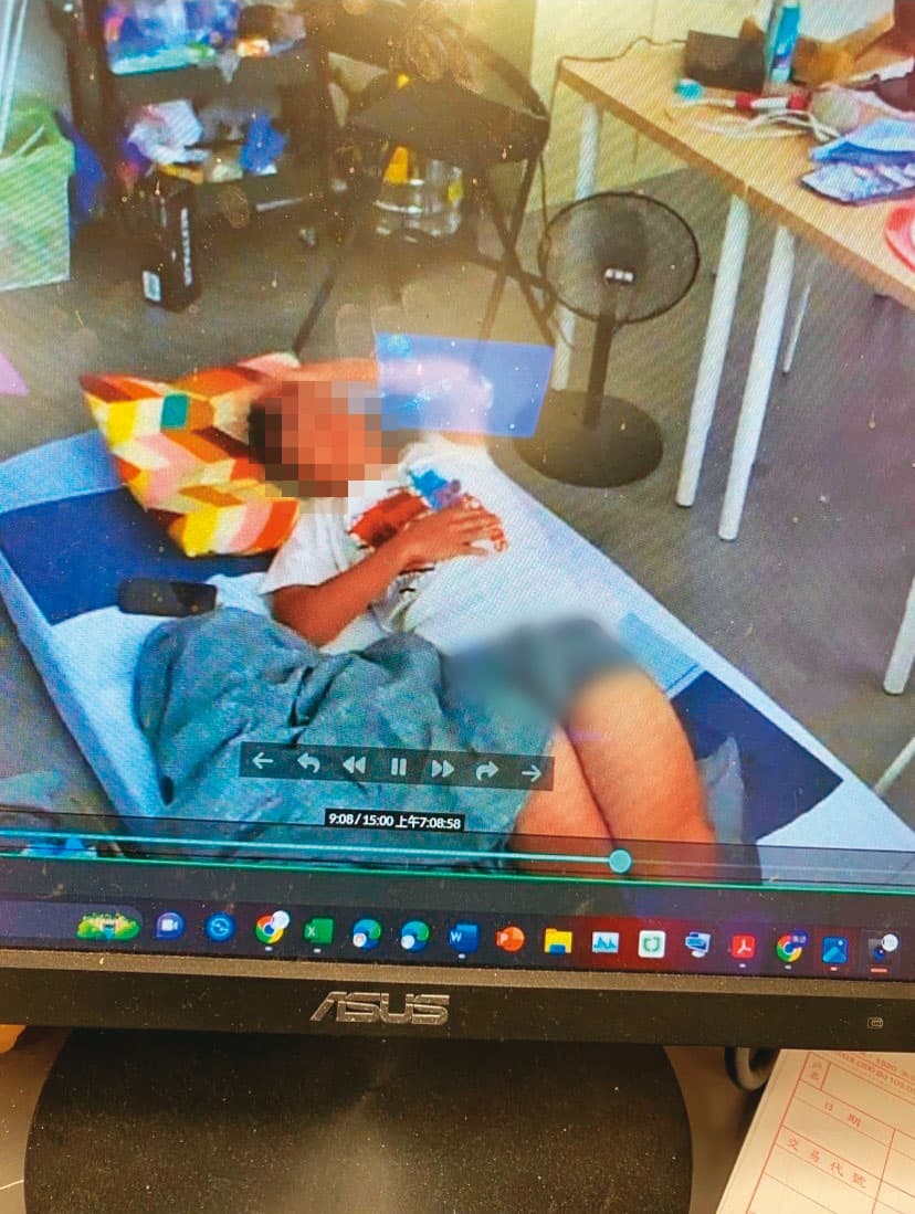 學生會幹部穿著輕便在辦公室午睡，結果睡姿遭竊錄存檔。（讀者提供）